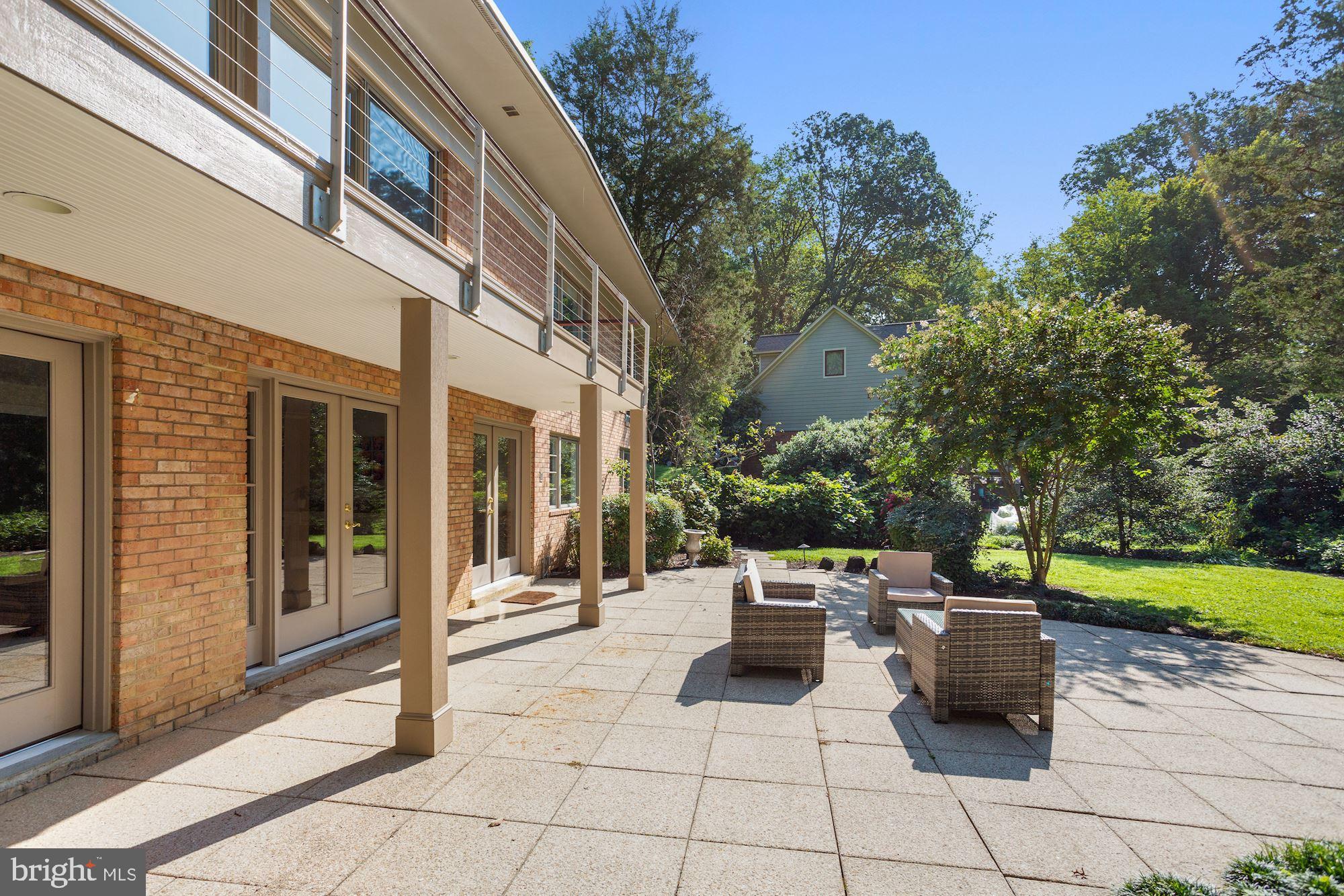 LAKE BARCROFT - Residential