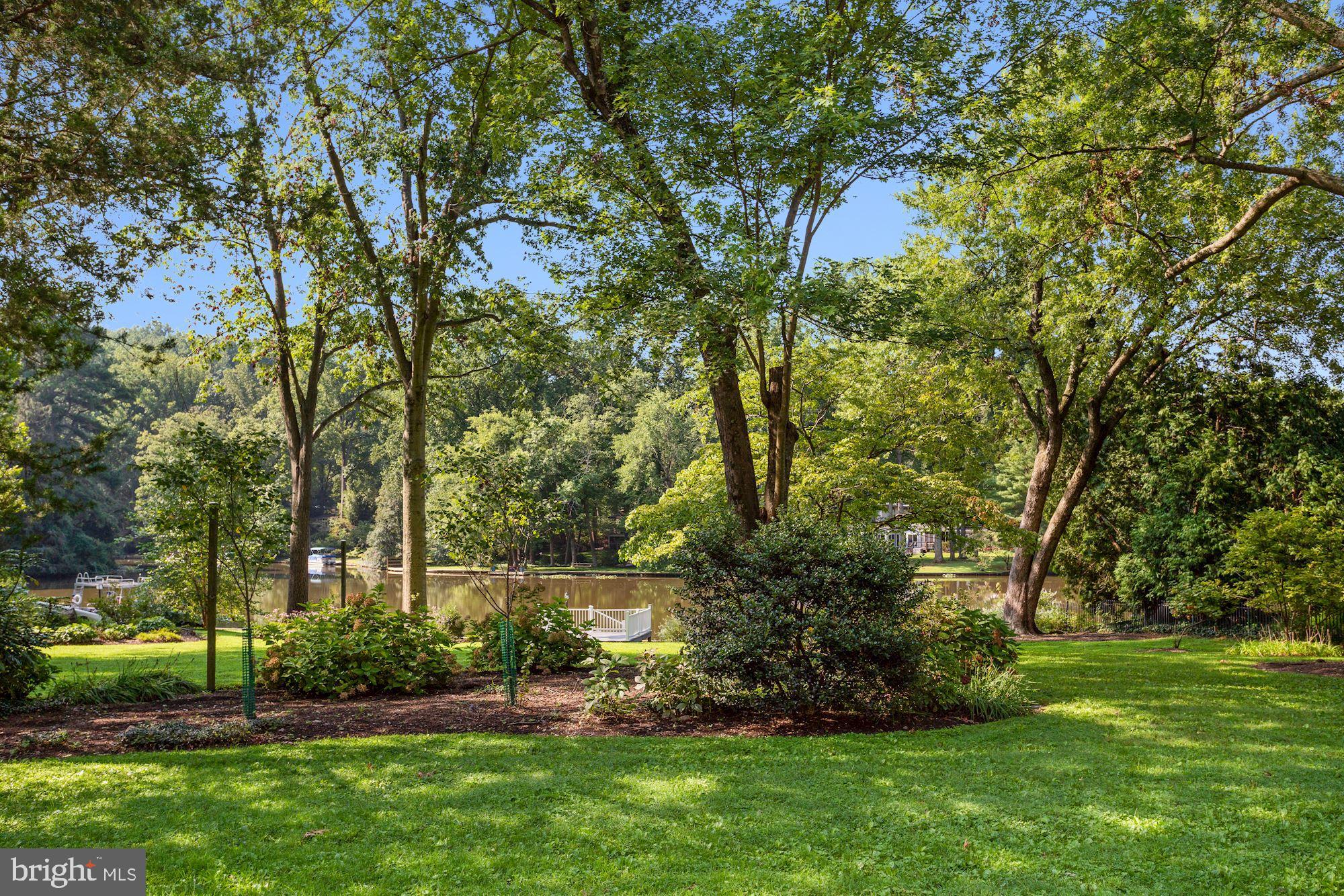 LAKE BARCROFT - Residential