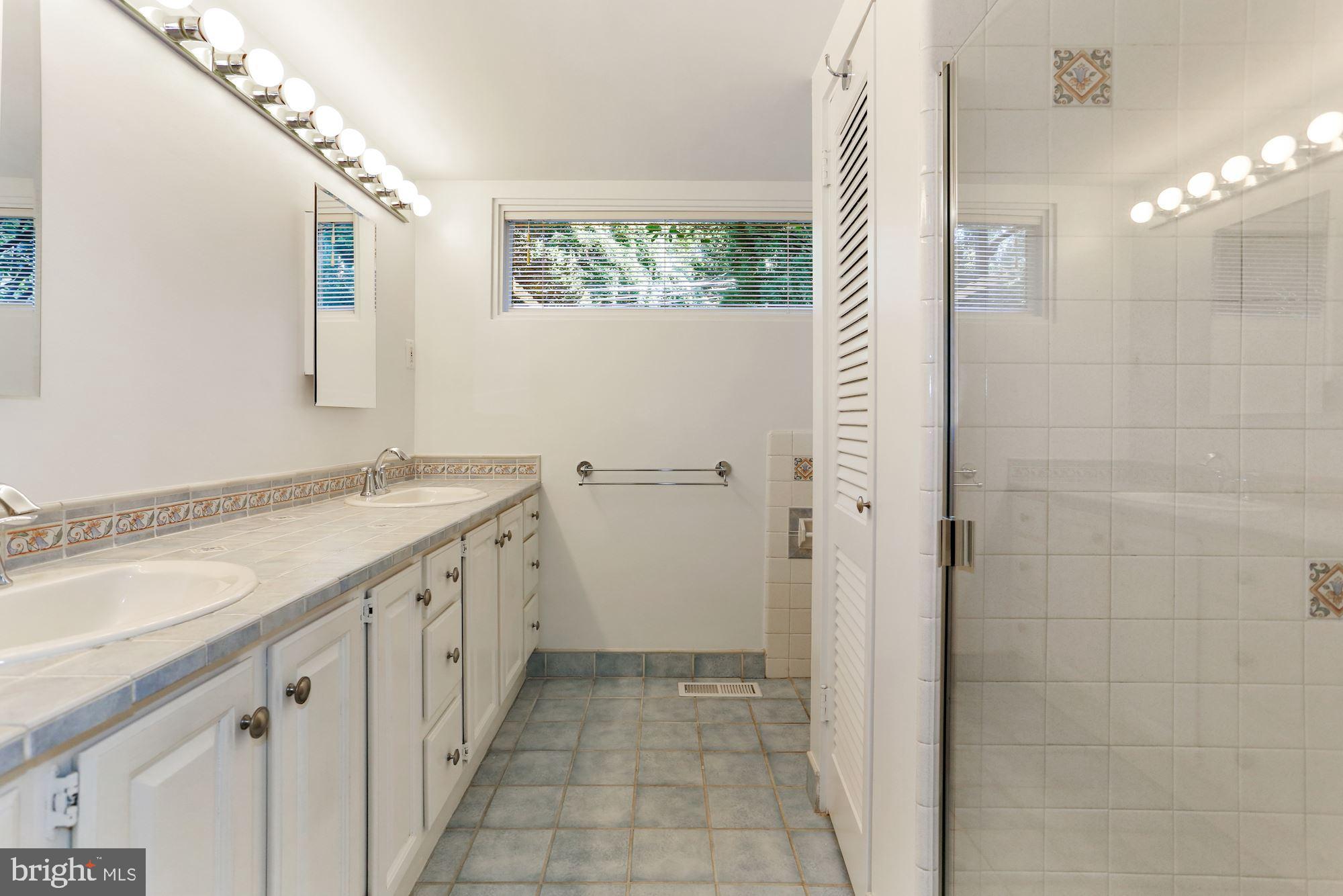 LAKE BARCROFT - Residential