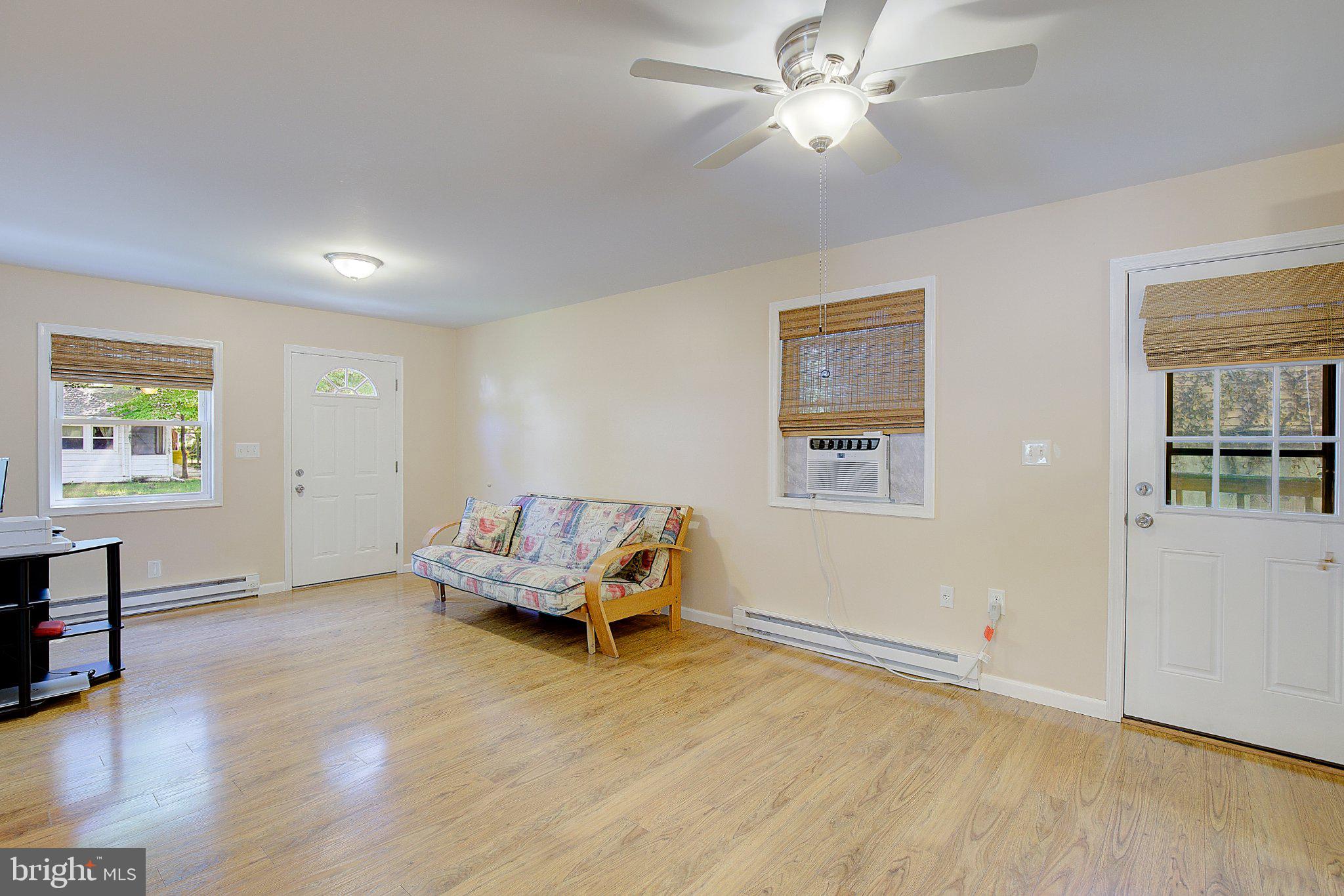 WOODLAND BEACH - Residential