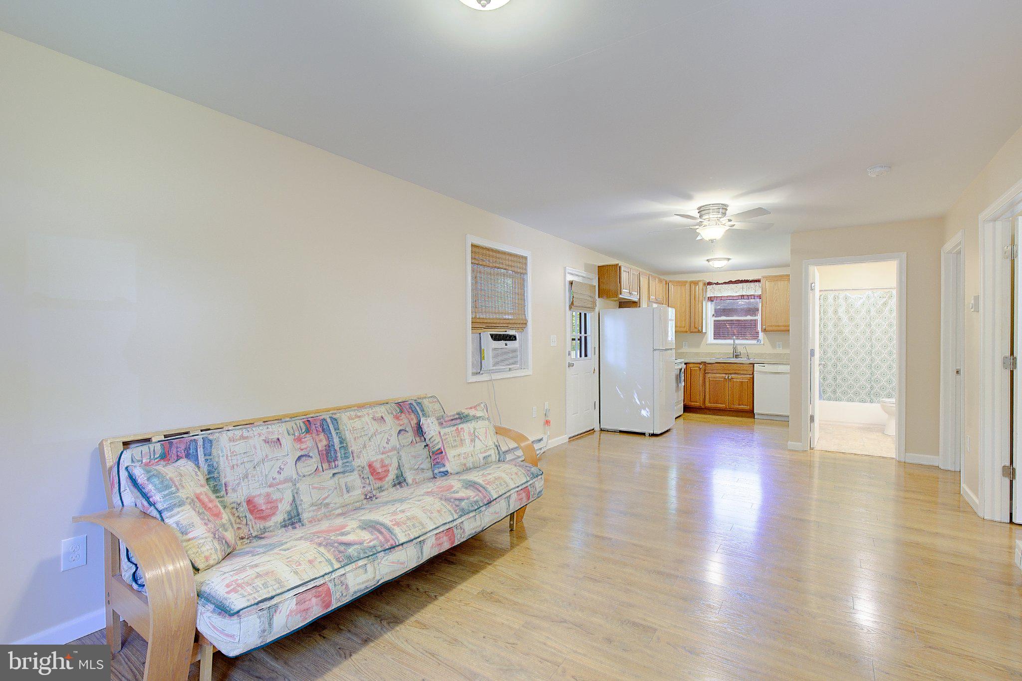 WOODLAND BEACH - Residential