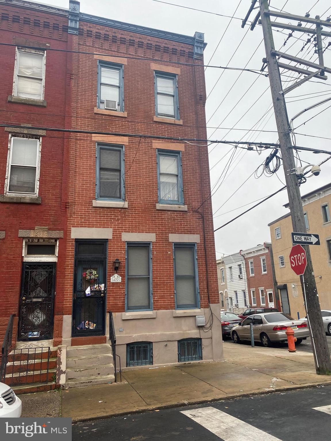 Welcome to 422 W Huntingdon St! This first floor unit is located right in the Kensington area in the city. 1 bed, 1 full bath and kitchen area. Beautiful hardwood flooring all throughout the space. Minutes away from I-95 and shopping centers. Schedule a showing today!
