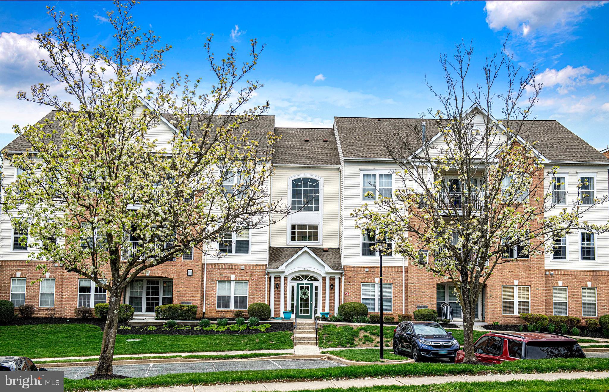 THE COURTYARDS AT POND - Residential