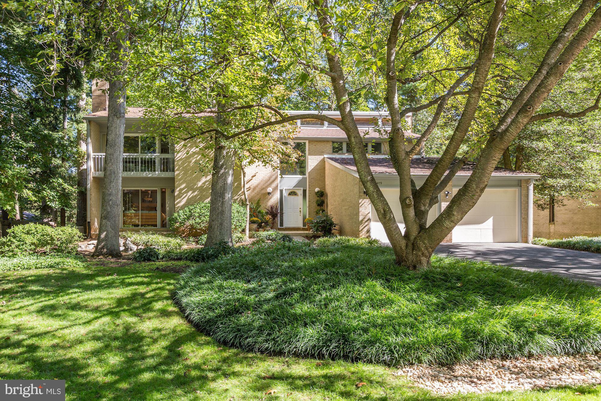 Sun-drenched 5BR opt 6thBR/4.5BA Contemporary in a CLOSE-IN LOCATION w/ fantastic OUTDOOR SPACE + gorgeous views. HUGE MULTI-LEVEL DECK, LARGE RENOVATED GOURMET KITCHEN w/ WOLF COOKTOP,DACOR DOUBLE OVENS & WARMING DRAWER & GRANITE COUNTERS. STUNNING bfast rm surrounded by windows. Vaulted ceilings,newly refinished hrdwds. Family Rm open to Kit. Huge walkout LL w/ Rec Room.