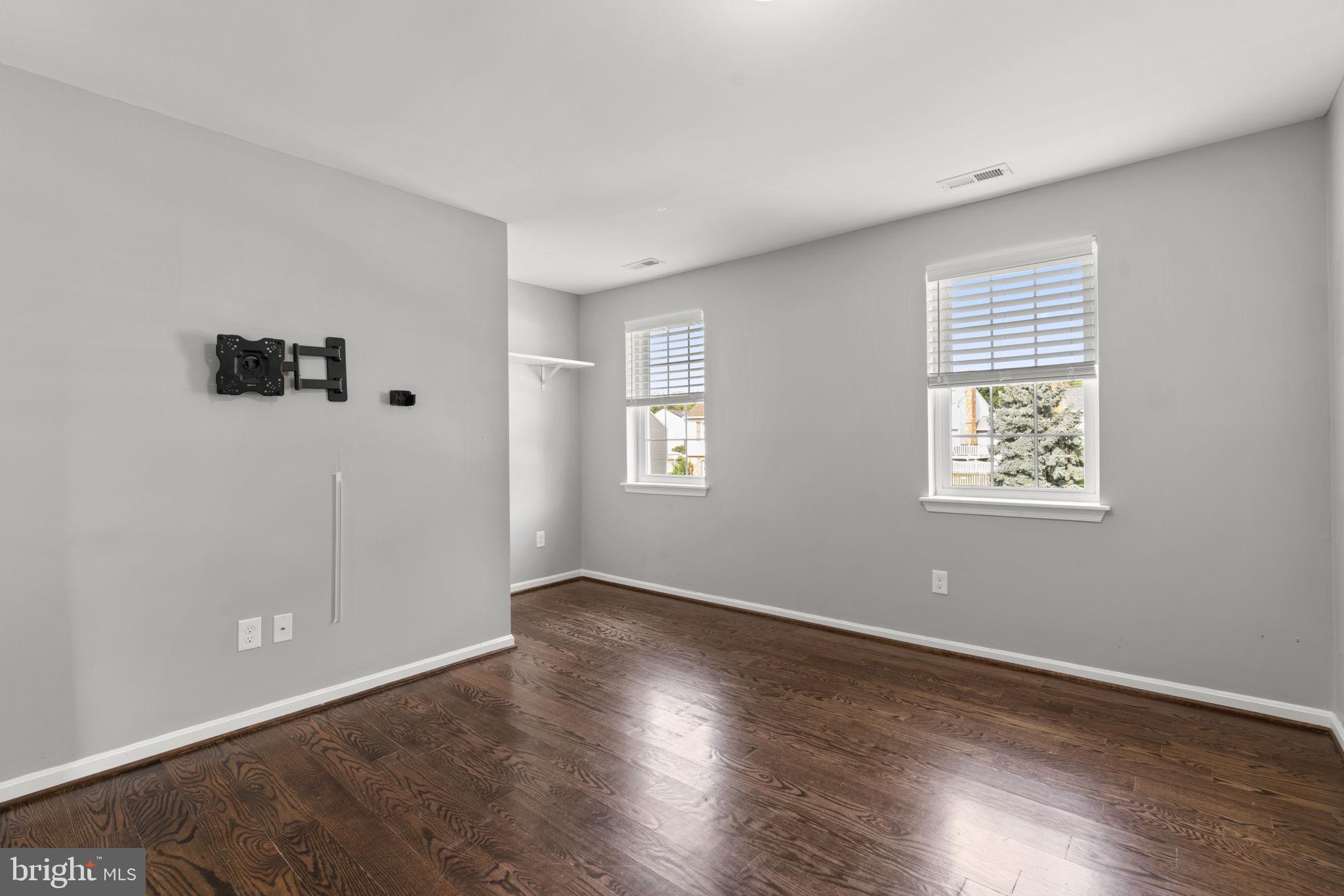 LINTHICUM OAKS - Residential