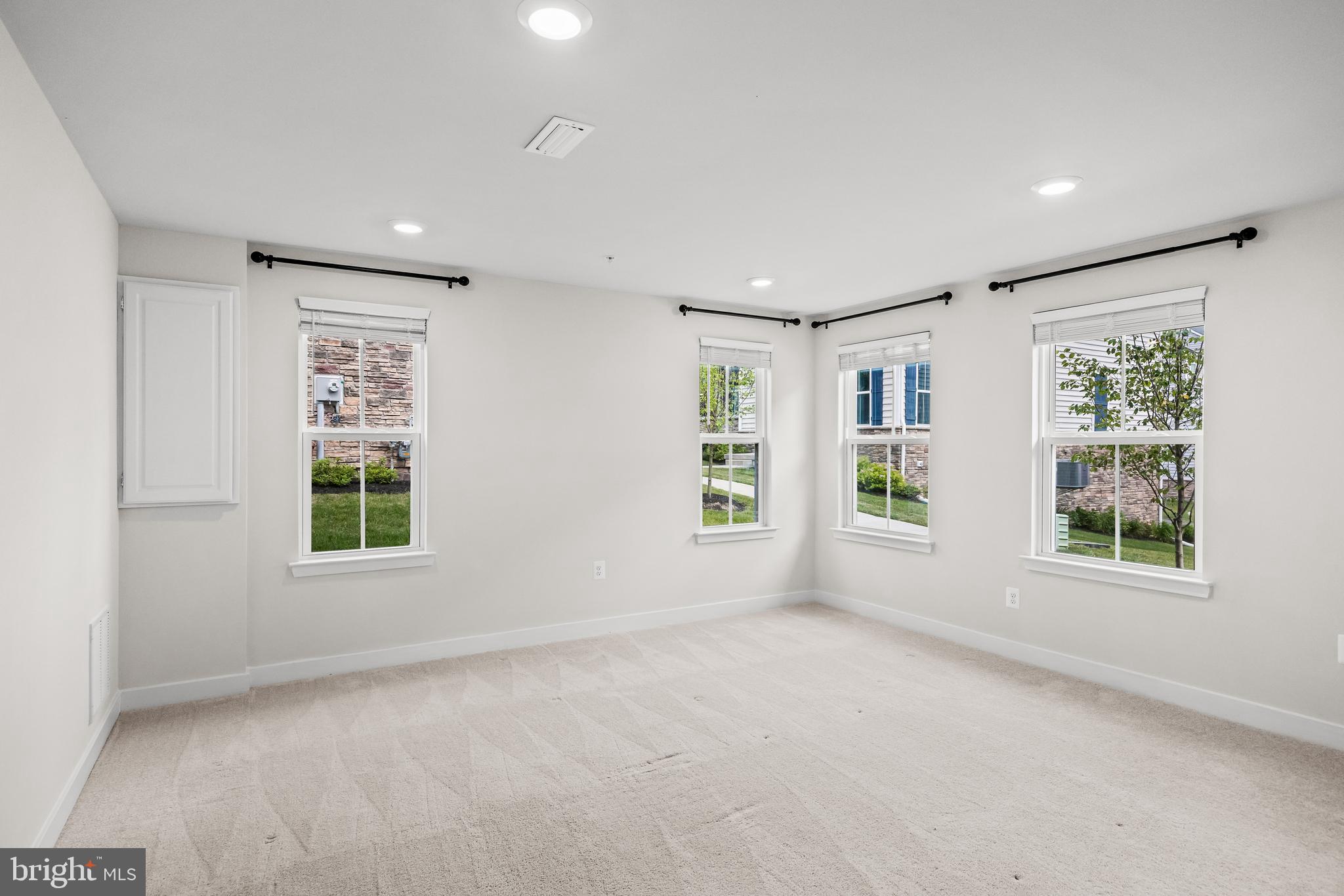PONDS EDGE - Residential