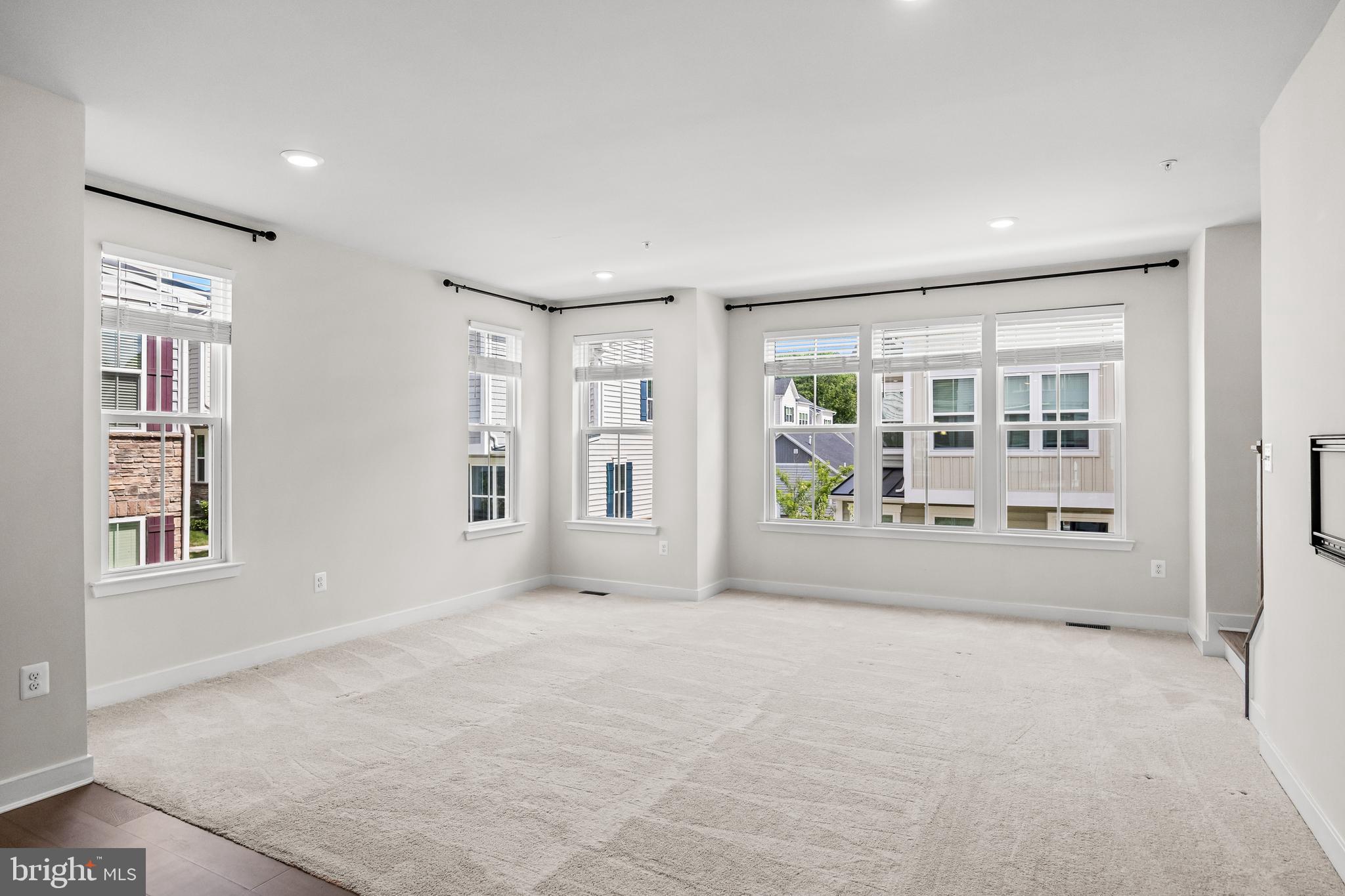 PONDS EDGE - Residential