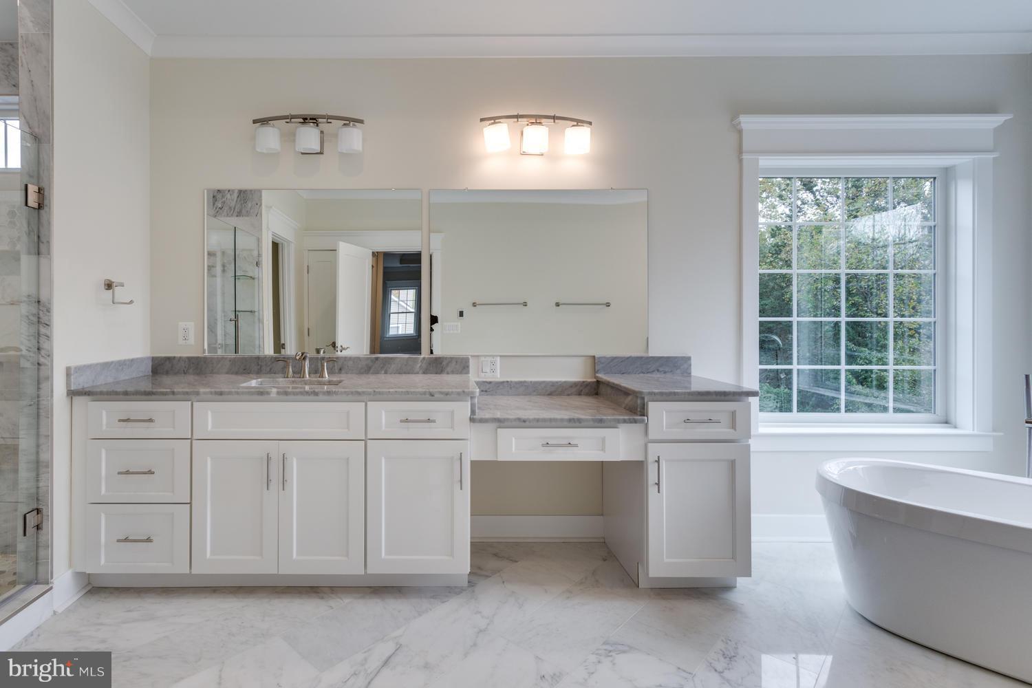LANGLEY MANOR - Residential