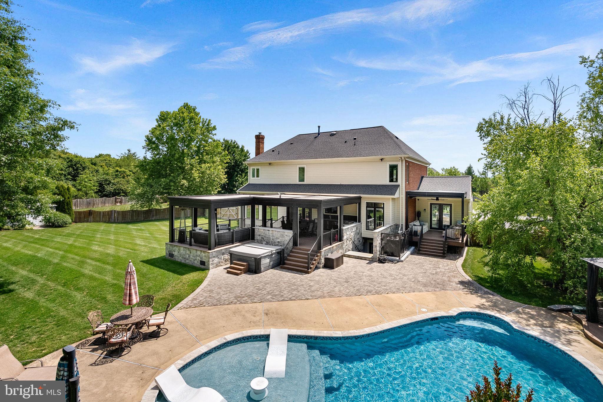 VANTAGE POINTE - Residential