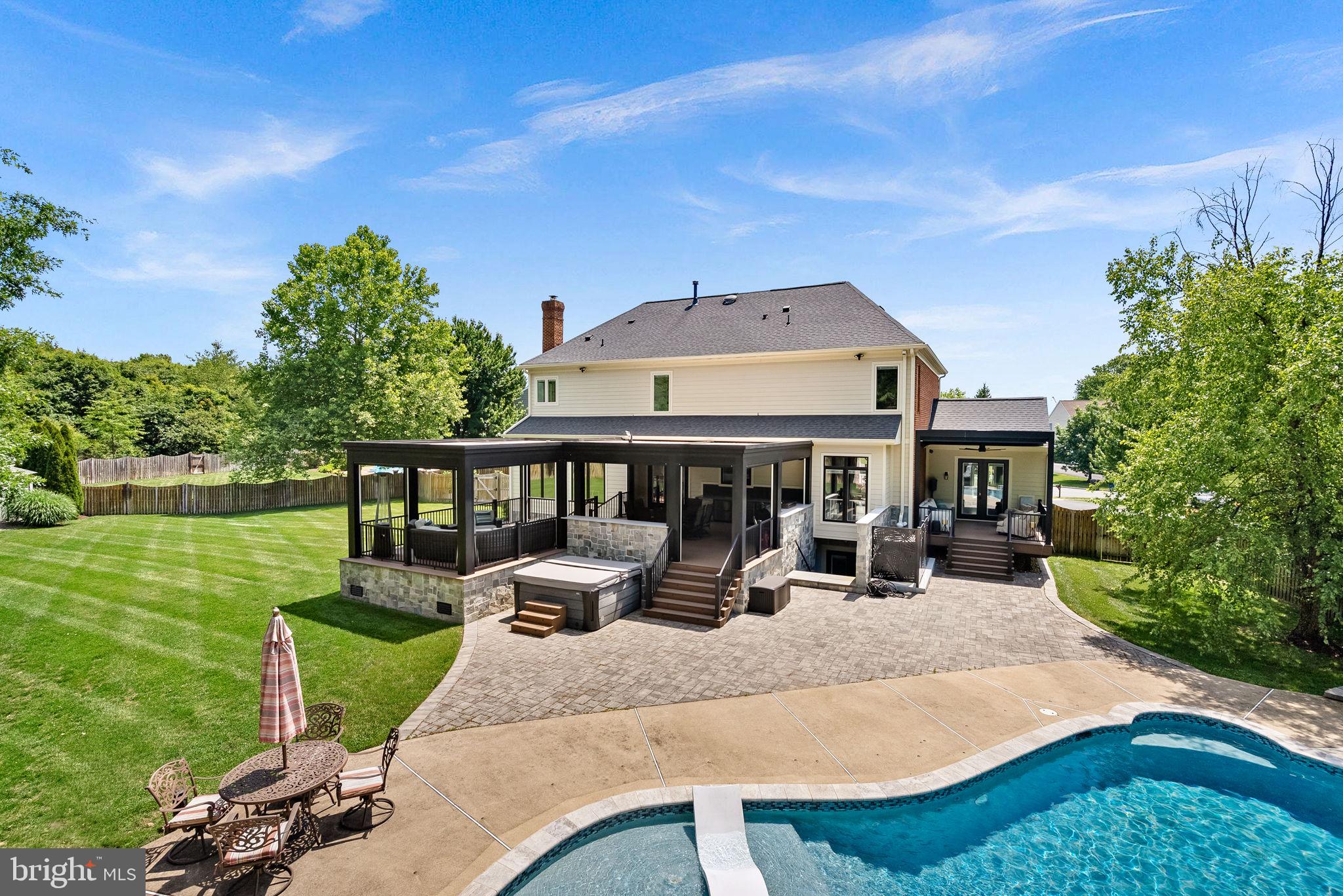 VANTAGE POINTE - Residential