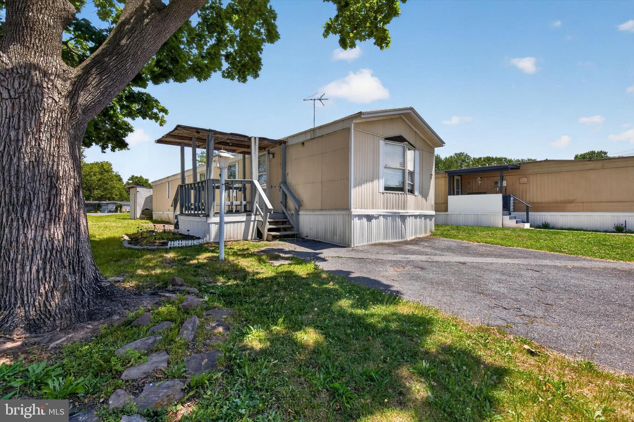 Welcome to 17 Caravan Court, located in the desirable Harborton Place community. This affordable home offers comfortable, low-maintenance living in a welcoming 18+ neighborhood (park approval required).
Inside, you’ll find fresh paint throughout, new flooring, and a new hot water heater. The open floor plan creates a bright, functional living space that’s easy to enjoy and maintain.
This is carefree living at its best—schedule your private tour today!