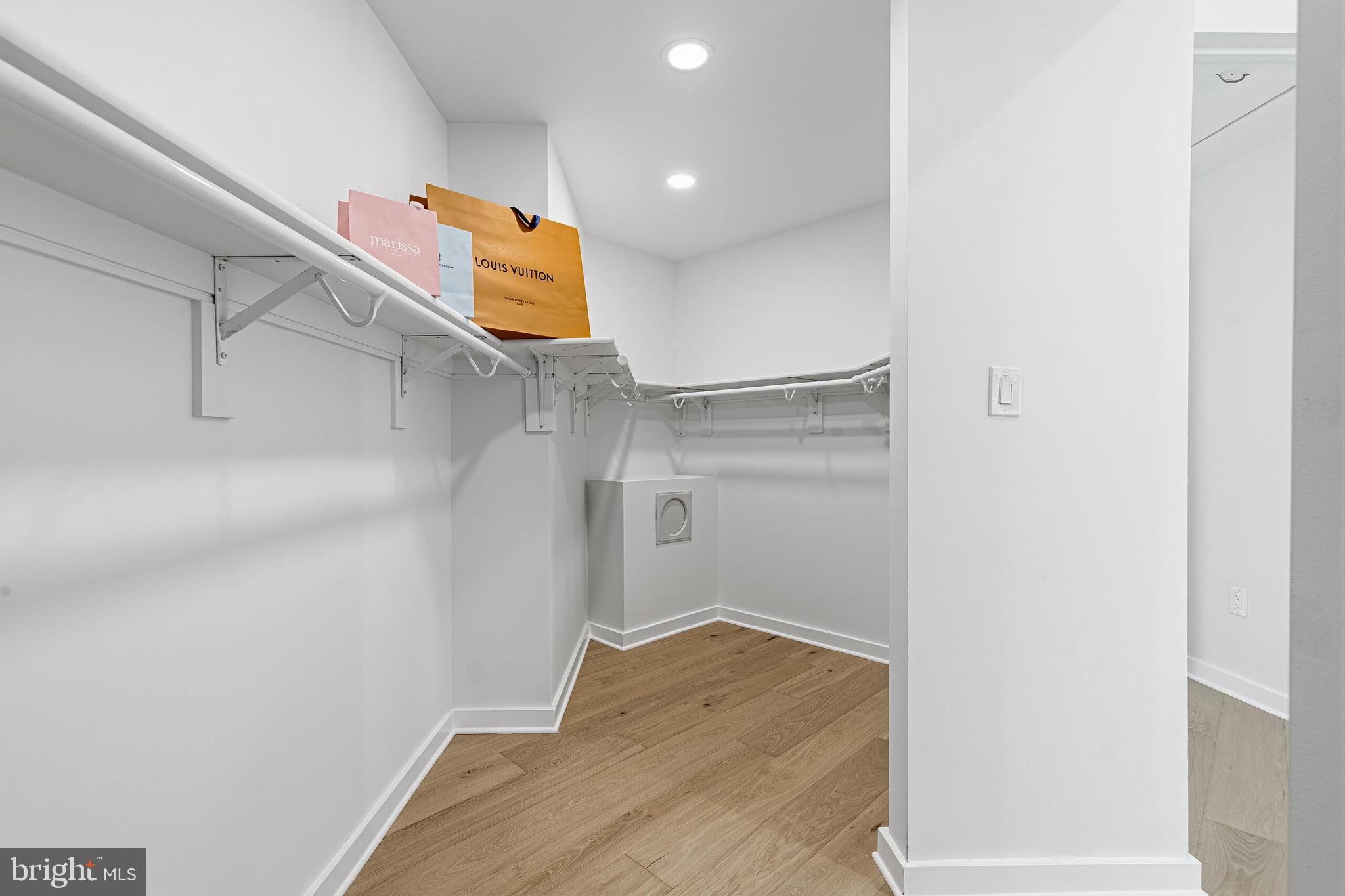 RESTON - Residential
