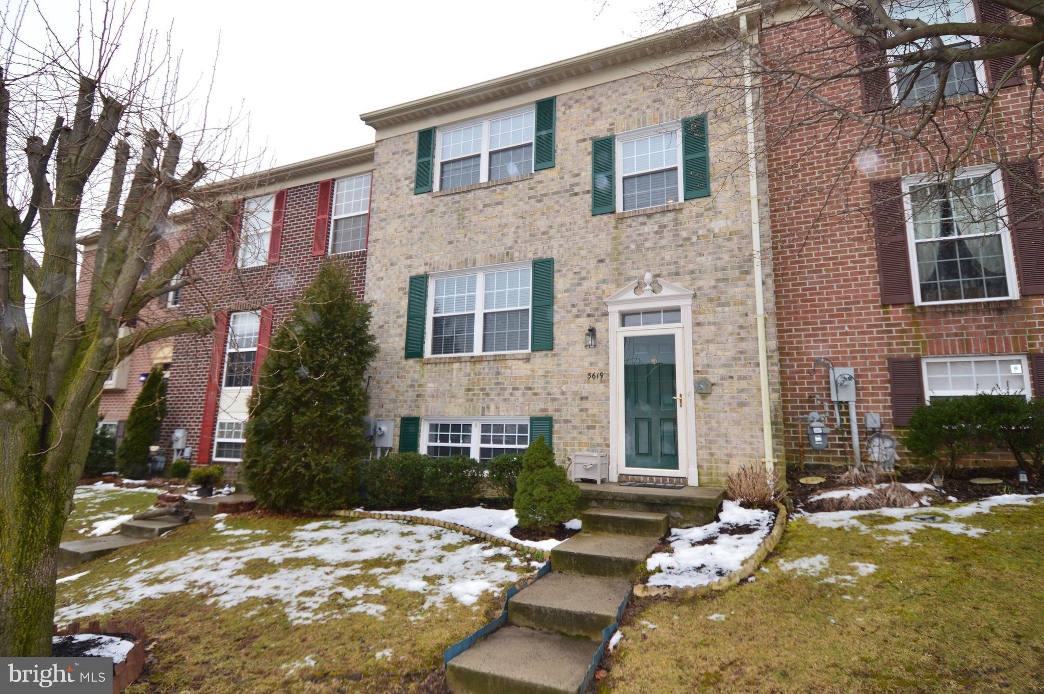 * Well Maintained *Better Than New,*Freshly Painted  2018*  New Carpet *,*Lots of Upgrades* New Sliders 2017* New Dishwasher ,and Microwave  2017 * New Refrigerator ,New Light Fixtures  New Bathroom Vanity New Blinds 2018*  Water Heater 2016* Washer Dryer  5 Year*   Roof , Furnace , AC 7 Year* **Pack Your Bags*