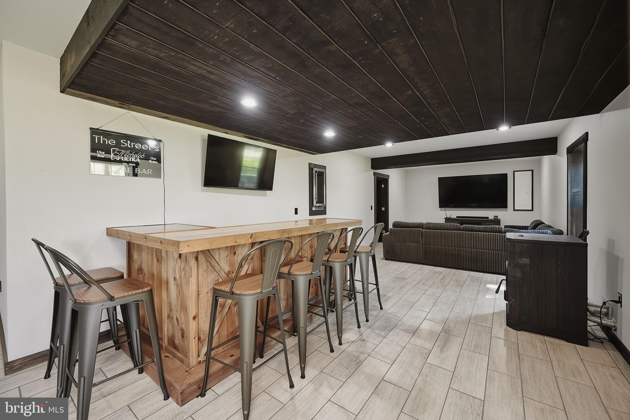 COUNTRY CLUB ACRES - Residential