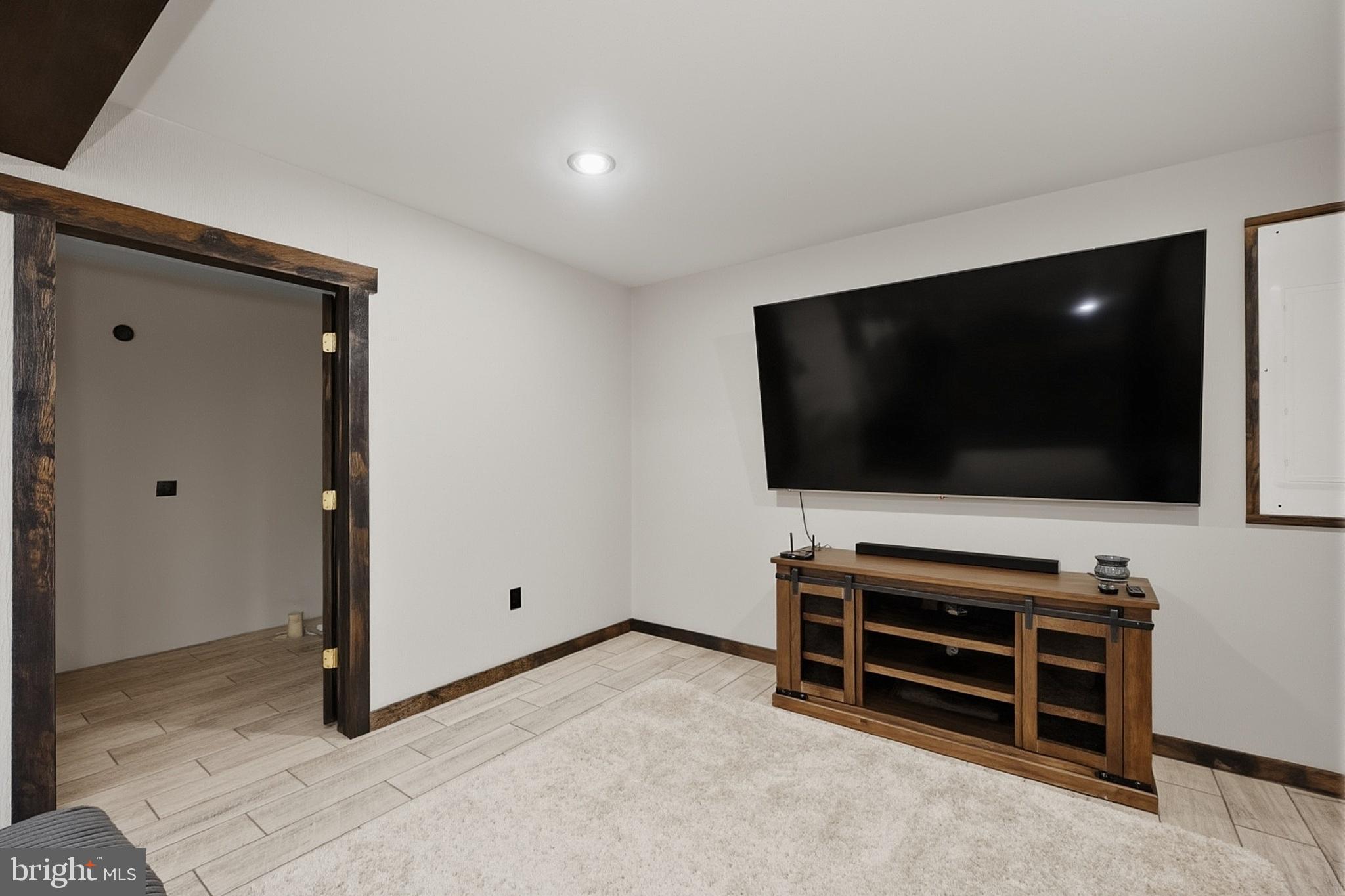 COUNTRY CLUB ACRES - Residential