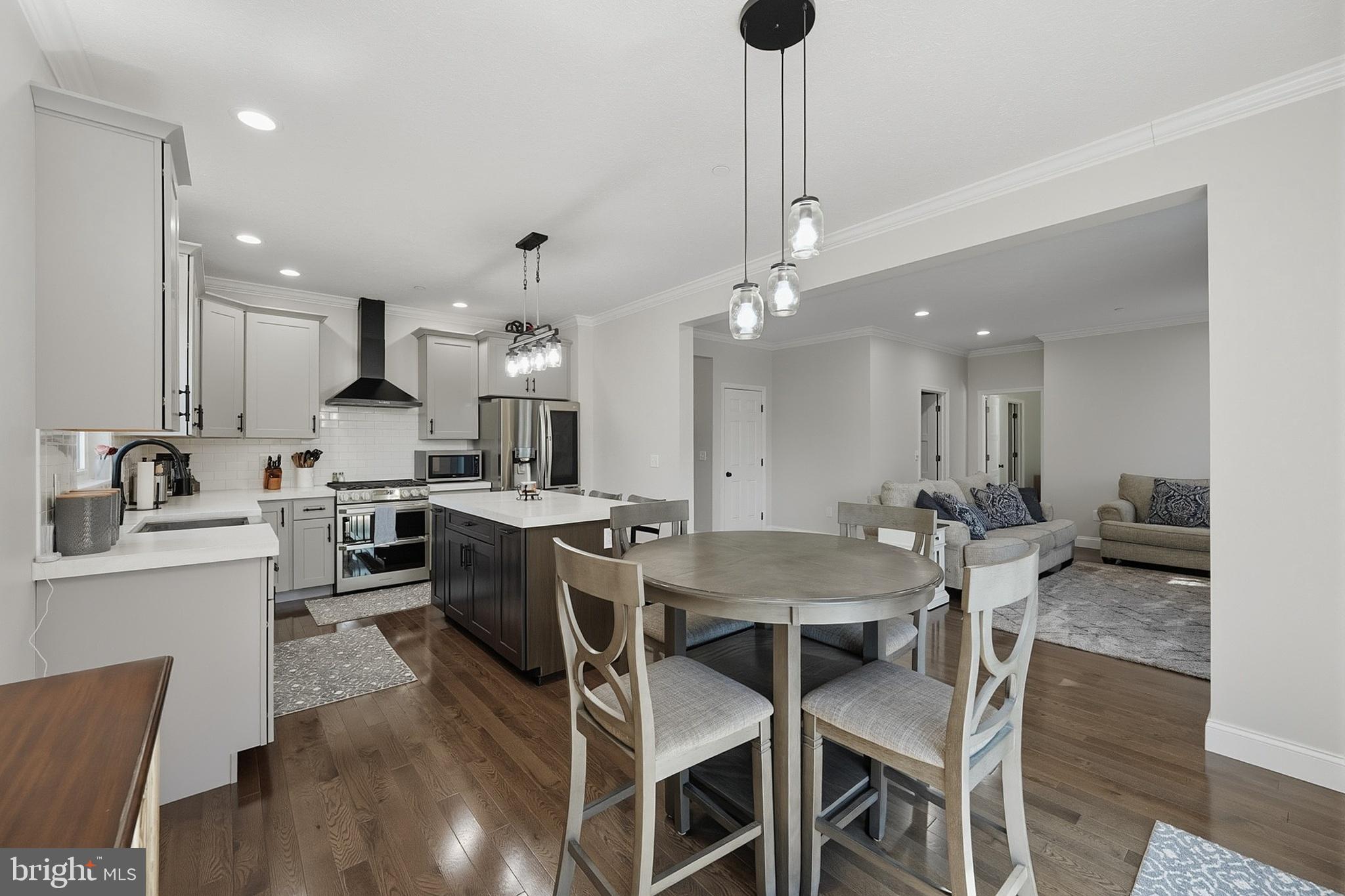 COUNTRY CLUB ACRES - Residential