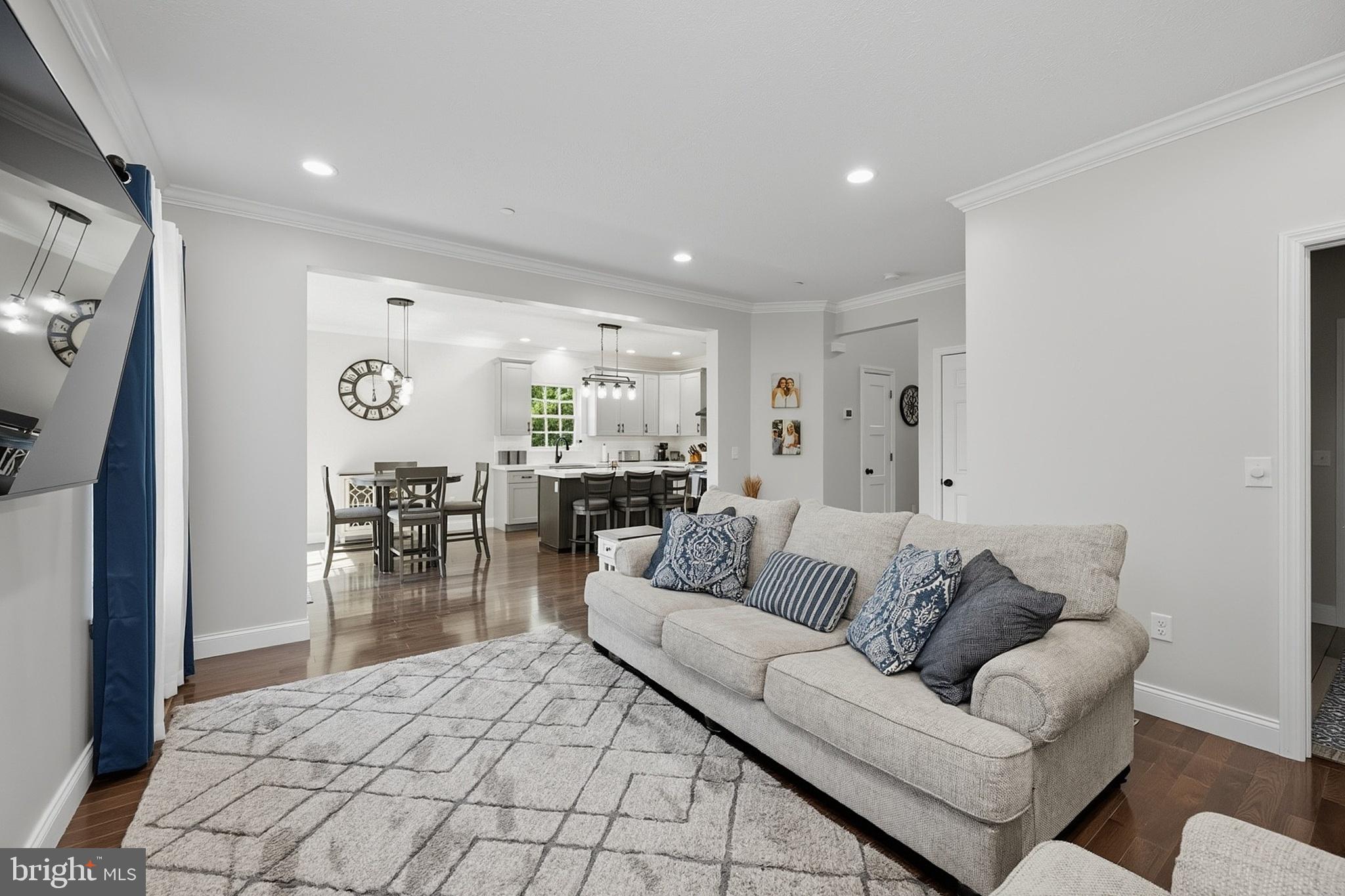 COUNTRY CLUB ACRES - Residential
