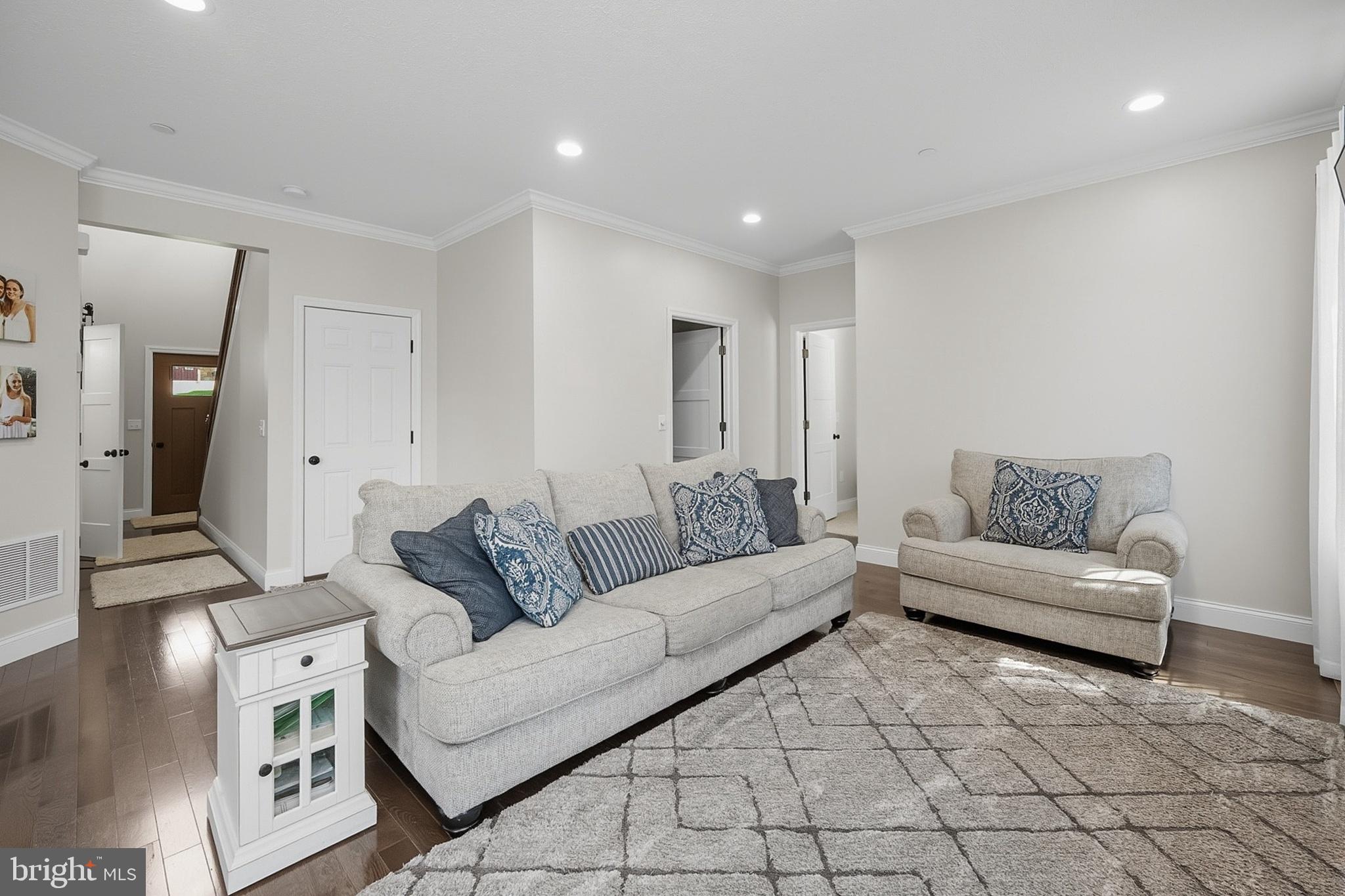 COUNTRY CLUB ACRES - Residential