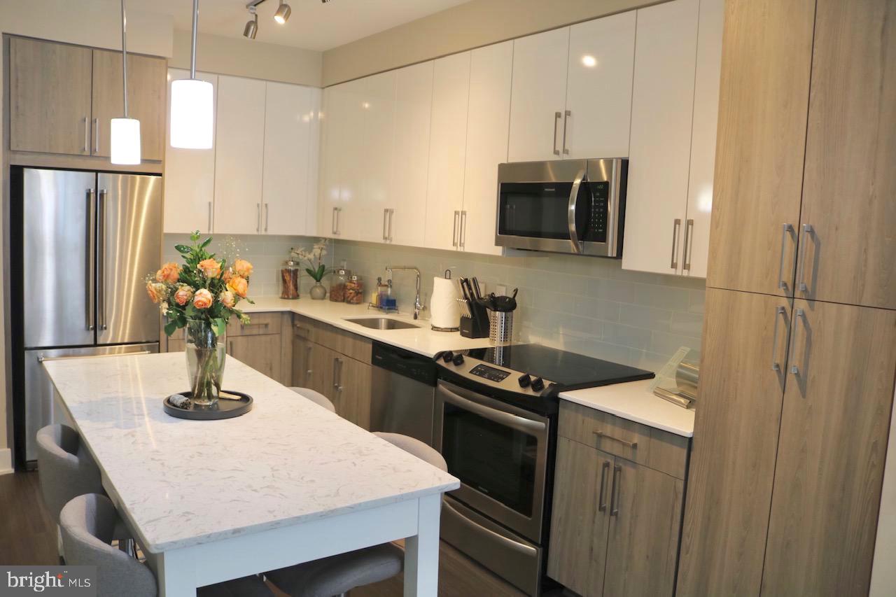 Enjoy living at The Haven!

This one bed/one bath condo features state of the art appliances, open kitchen with quartz counter tops, washer/dryer, large balcony that over looks the serene courtyard, large bedroom which features custom walk-in closet. one garage parking space, concierge and access to all building amenities. 

Walking distance to shops and restaurants at the National harbor.