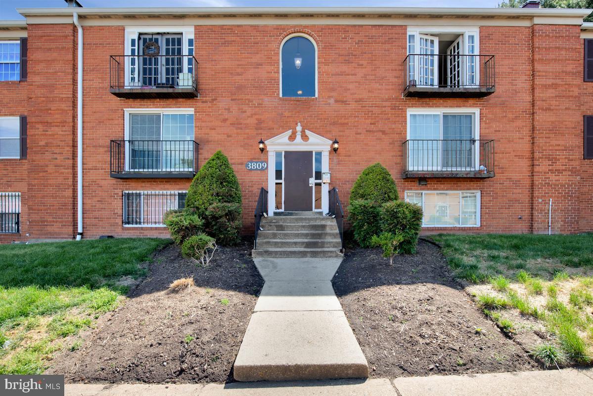 Modern updates meet affordability in this beautifully renovated third-floor condo located in the desirable Swann Hill Condominium community. Featuring 2 spacious bedrooms and 2 fully renovated bathrooms, this move-in-ready home has been thoughtfully updated throughout. The brand-new kitchen offers stylish finishes and modern appeal, while the functional layout provides comfort and convenience for everyday living. Enjoy low-maintenance living just moments from major highways, public transportation, shopping, dining, and entertainment. Whether you're a first-time buyer, downsizing, or looking for an investment opportunity, this one checks all the boxes. Schedule your showing today before it’s gone!
