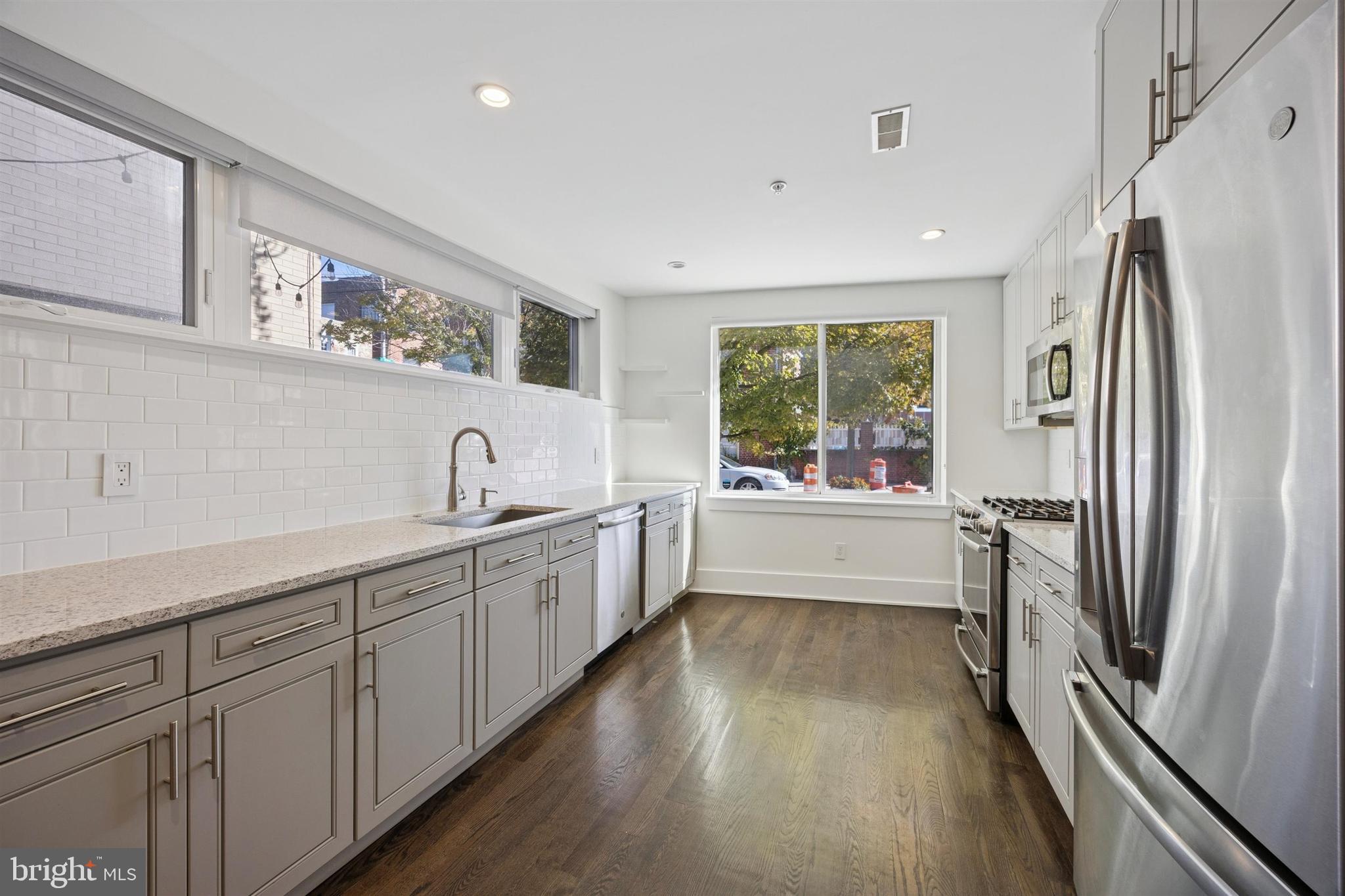 QUEEN VILLAGE - Residential