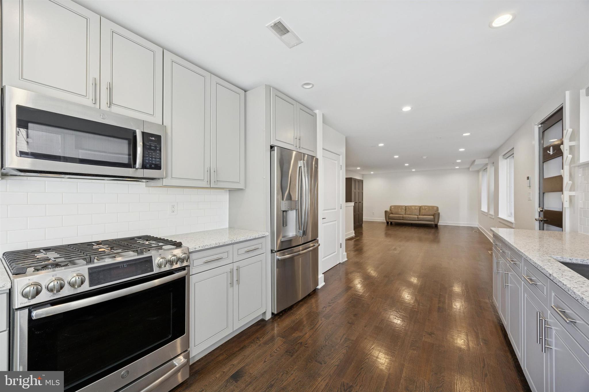 QUEEN VILLAGE - Residential