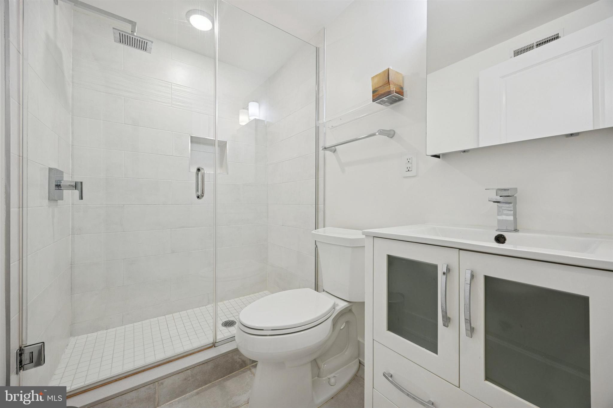 QUEEN VILLAGE - Residential