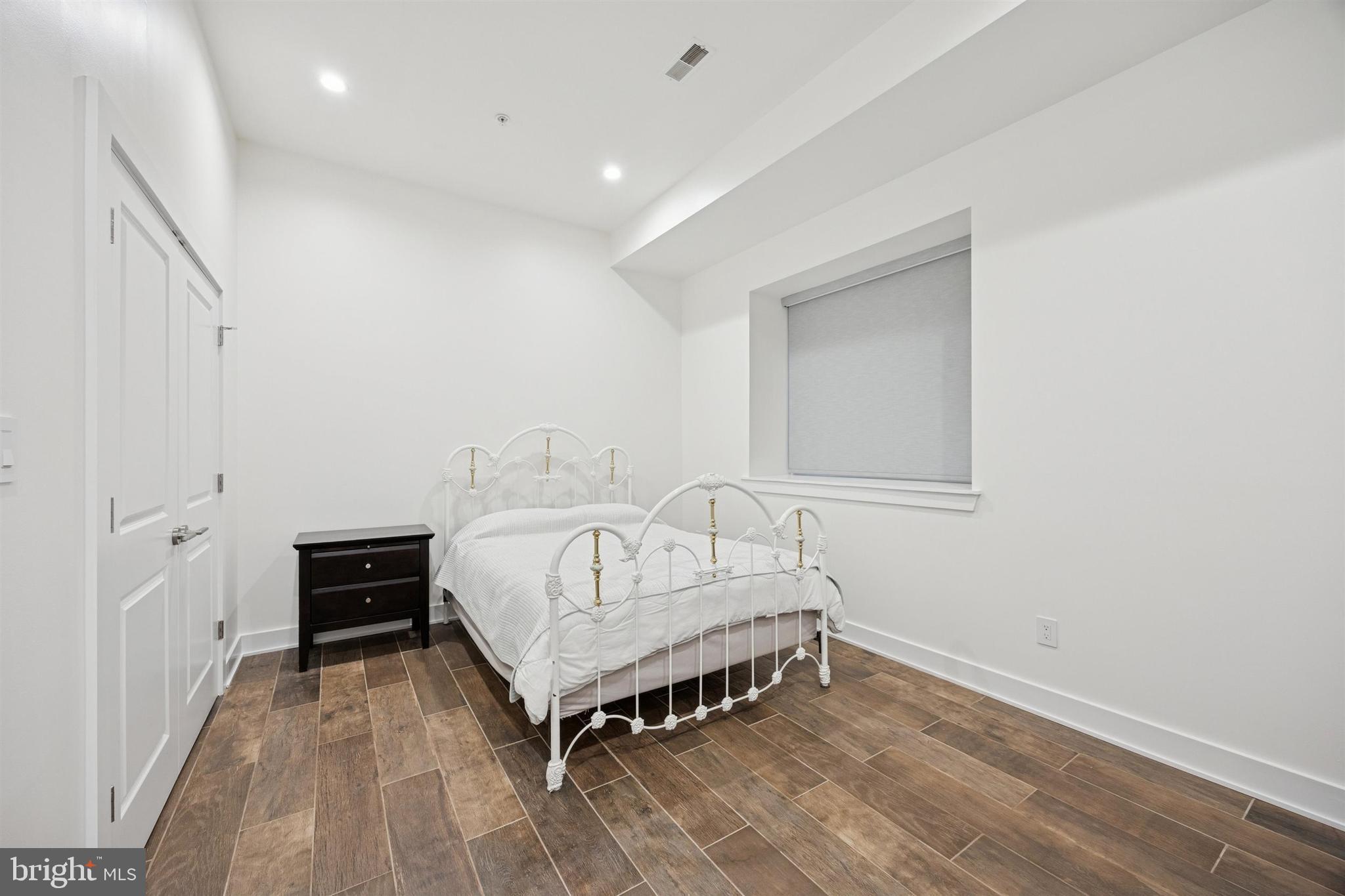 QUEEN VILLAGE - Residential
