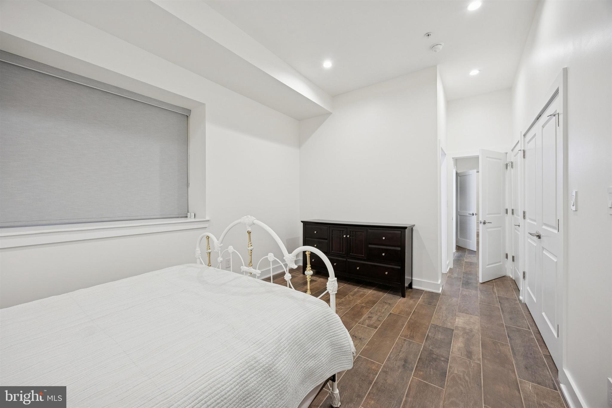 QUEEN VILLAGE - Residential