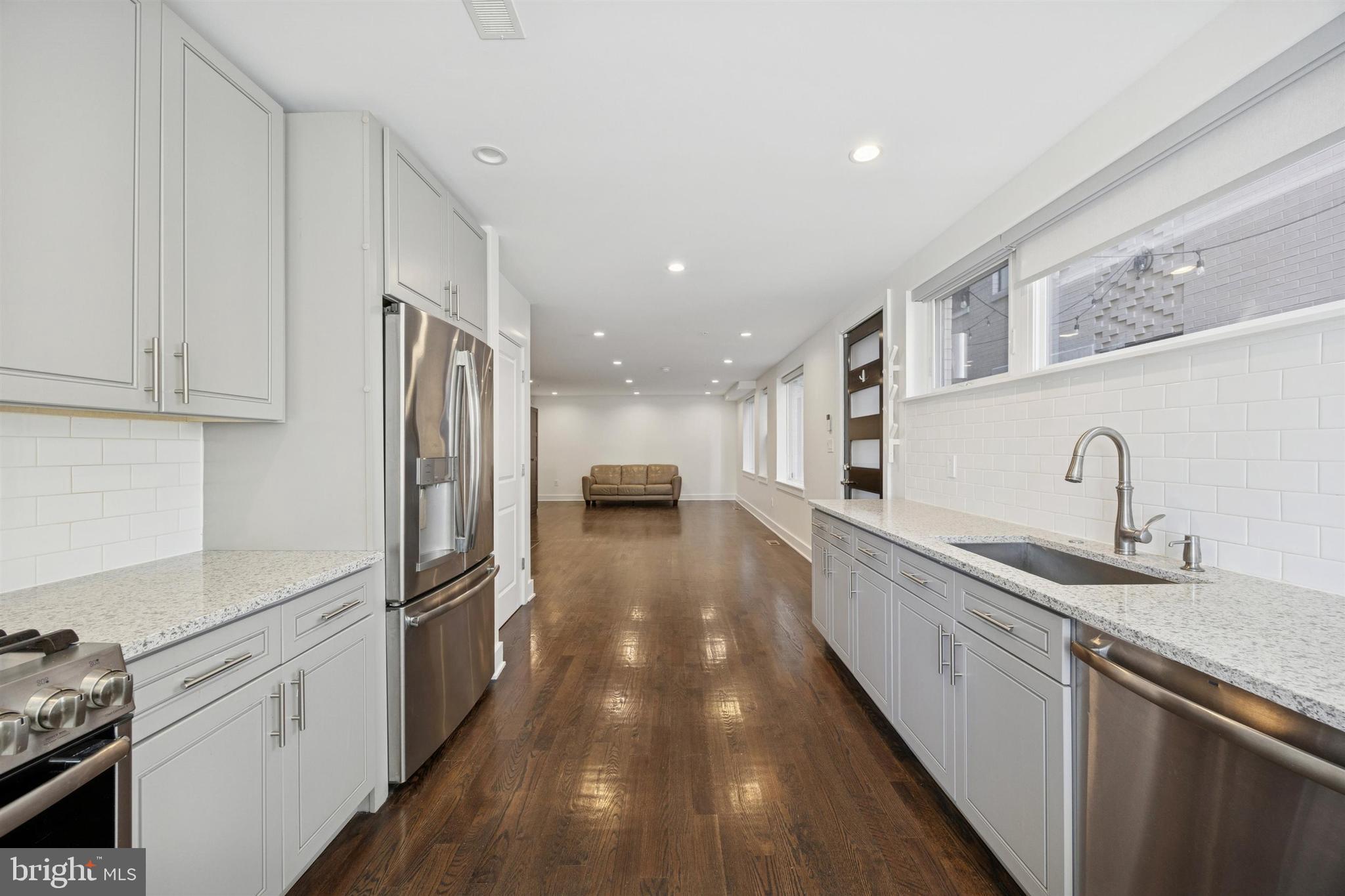 QUEEN VILLAGE - Residential