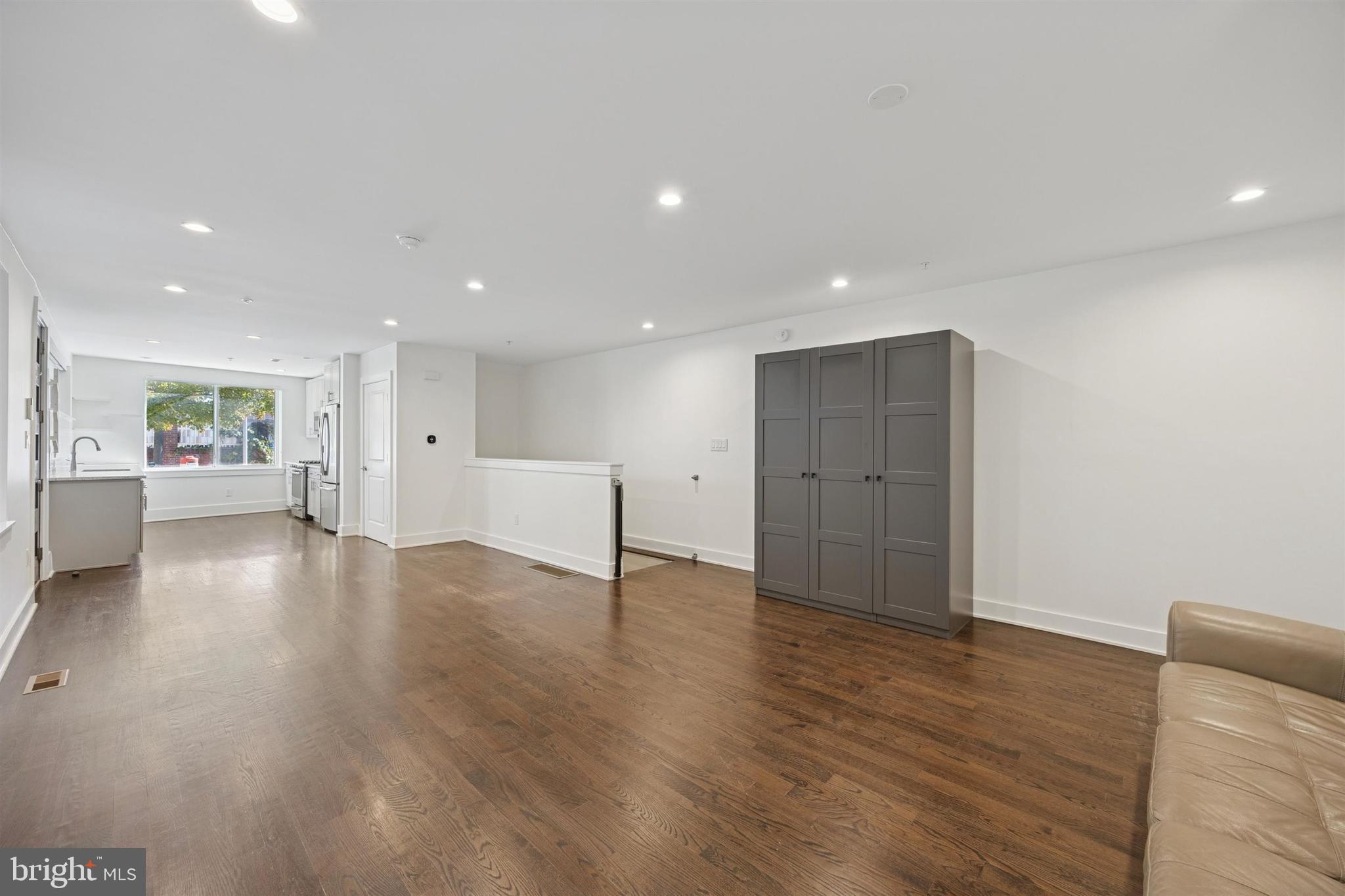 QUEEN VILLAGE - Residential