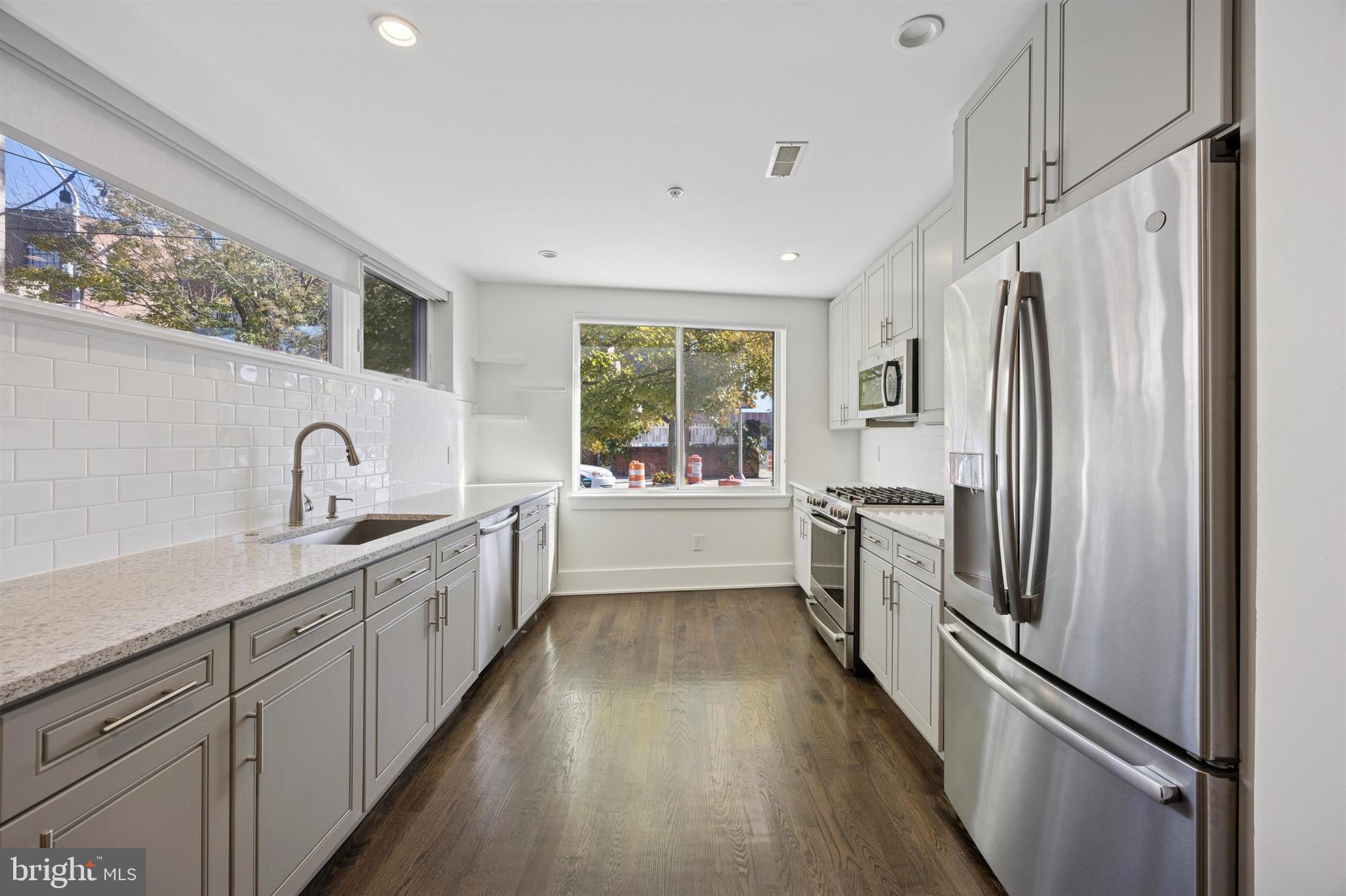 QUEEN VILLAGE - Residential