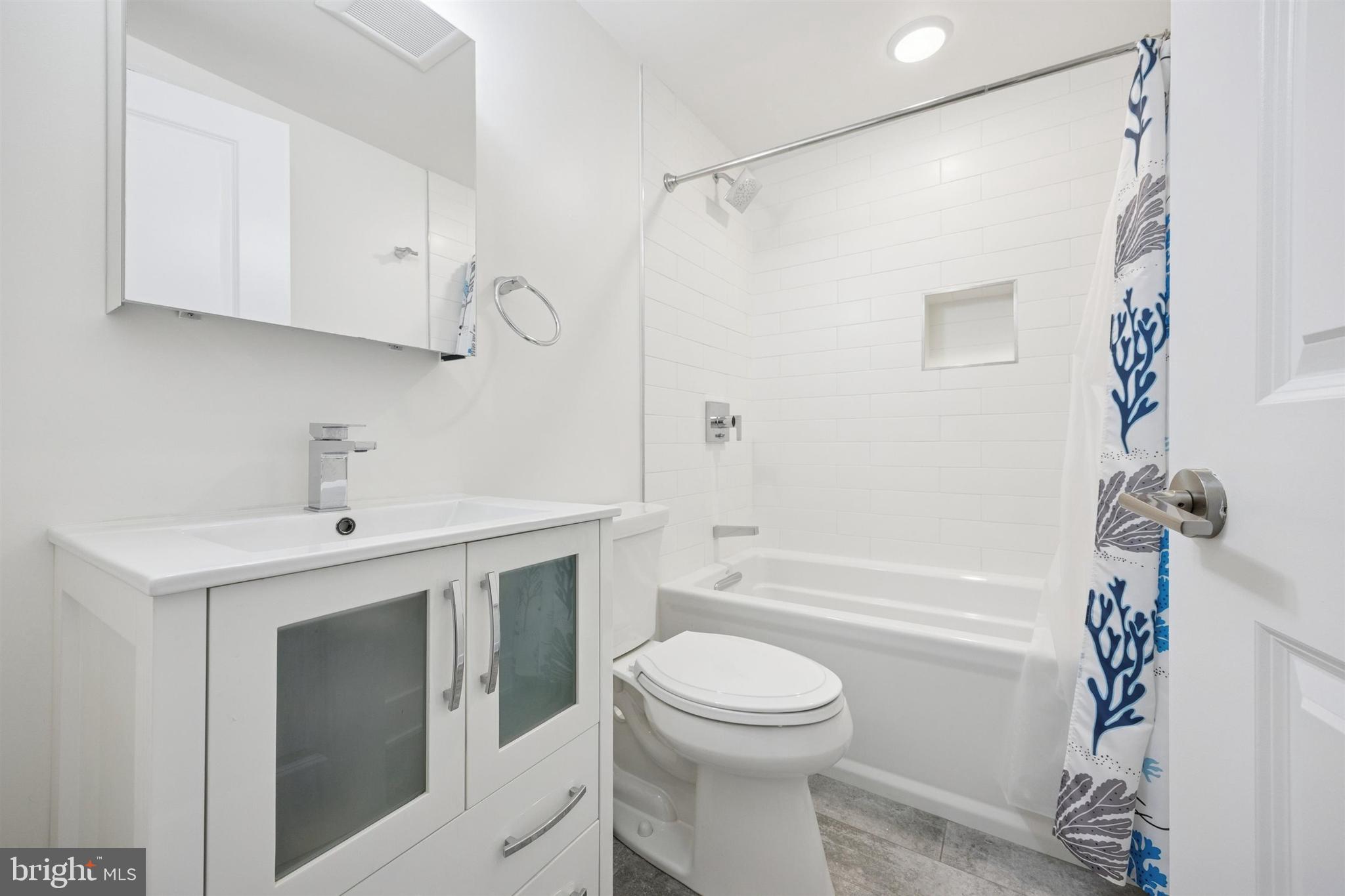 QUEEN VILLAGE - Residential