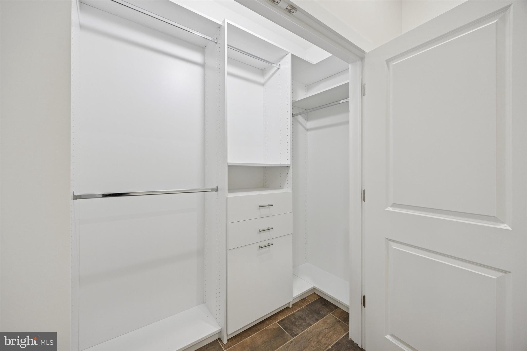 QUEEN VILLAGE - Residential
