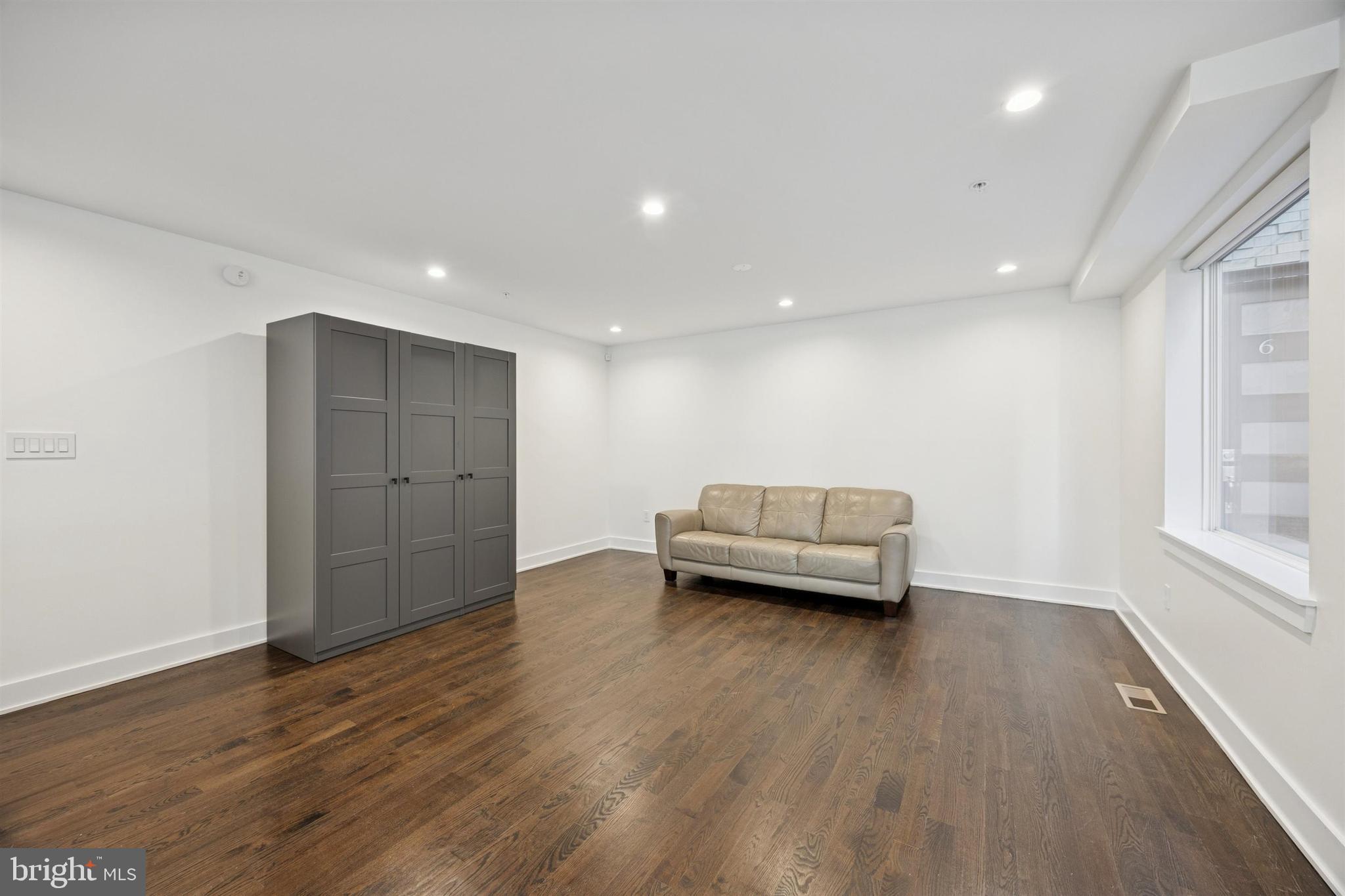 QUEEN VILLAGE - Residential