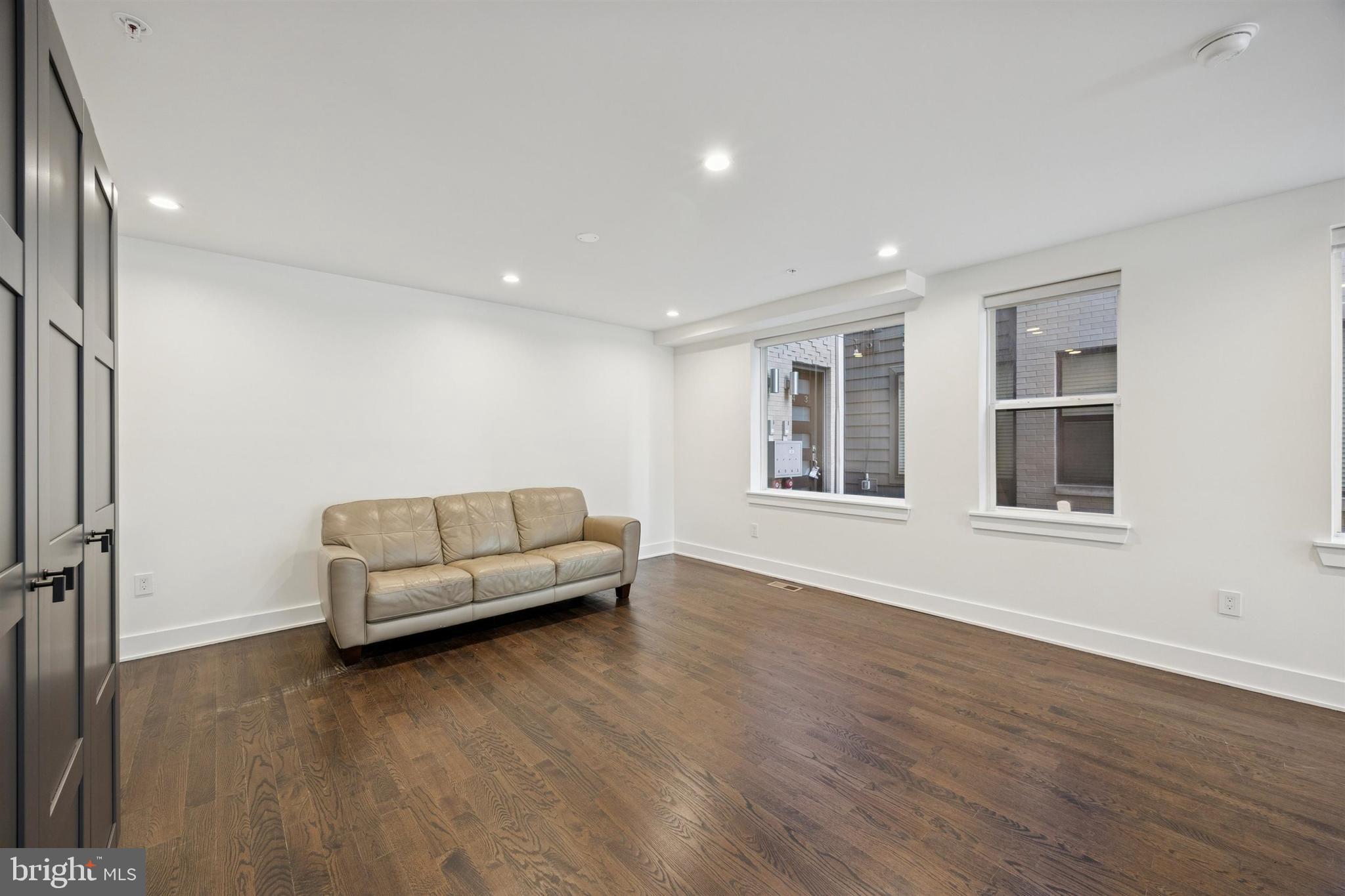QUEEN VILLAGE - Residential