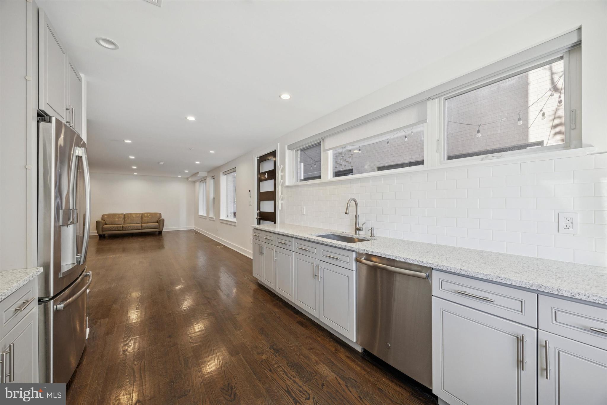 QUEEN VILLAGE - Residential