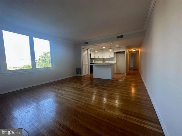 QUEEN VILLAGE - Residential
