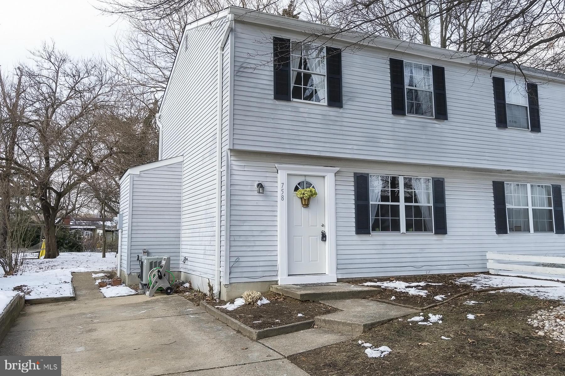 OPEN HOUSE MAY 3 FROM 2-4!!Cute and neat as a pin!  Duplex in Arnold, freshly painted throughout, upgraded kitchen with granite counters and newer cabinetry.  Attractive laminate flooring throughout! Broadneck schools, nice rear yard, off street parking. This is a great opportunity!  Walk to elementary school, park and tennis court! Walk to The Point restaurant and enjoy an evening by the water!!