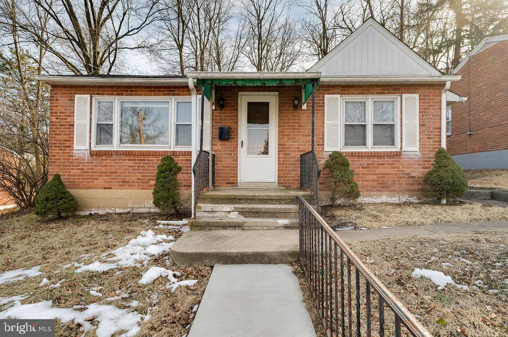 Welcome to EASY ONE FLOOR LIVING!  Adorable 2 Bedroom Brick Ranch House with a Spacious Living Room,  The Eat - In  Kitchen has  plenty of cabinets and  a Stackable washer & dryer.
A Full Bathroom and 2 Great Sized Bedrooms complete this HOME.  SOLID HARDWOOD FLOORS!! Side door leads out to the SHED &  Backyard with Many Possibilities to Enjoy outdoor Entertaining.