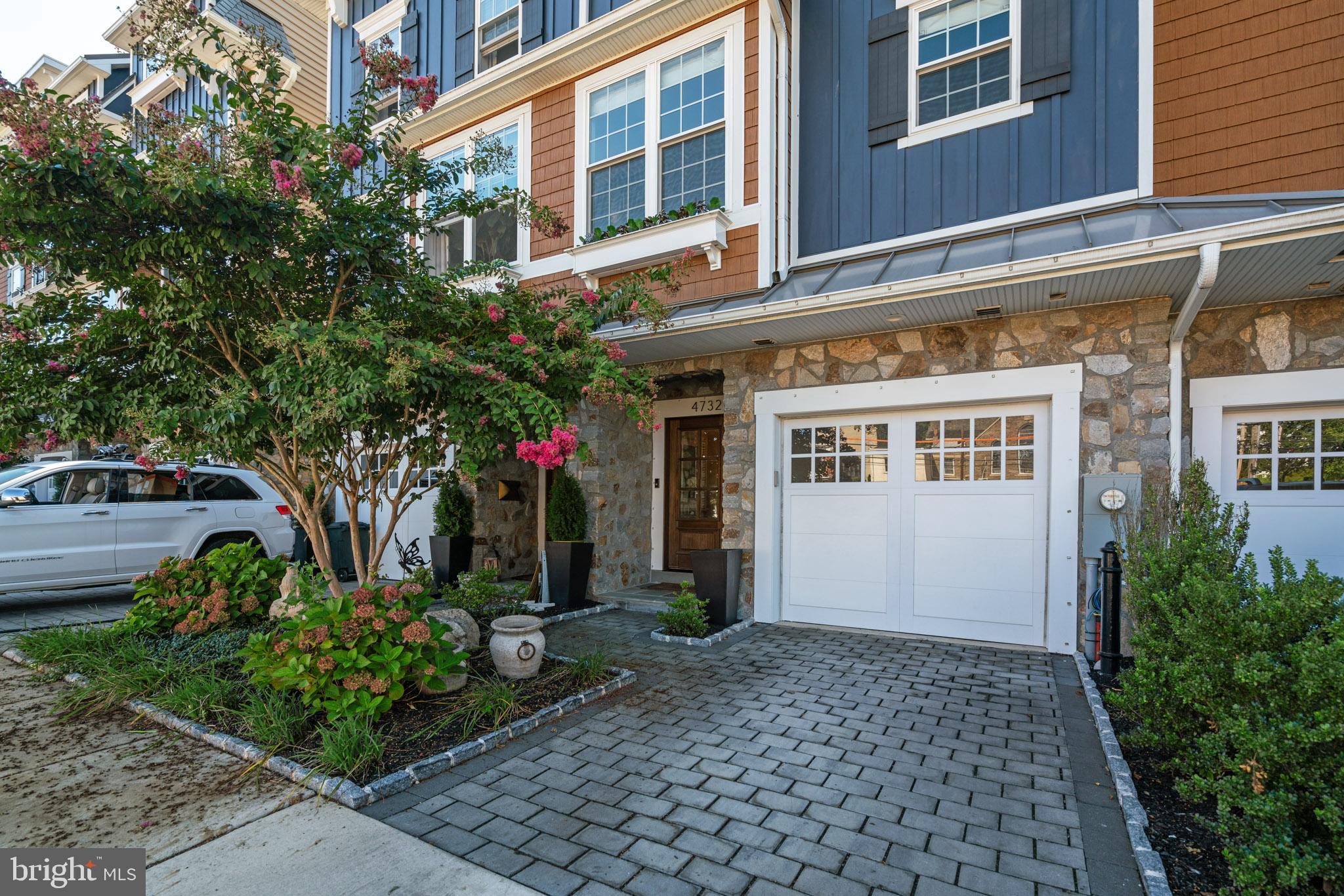 ROXBOROUGH - Residential