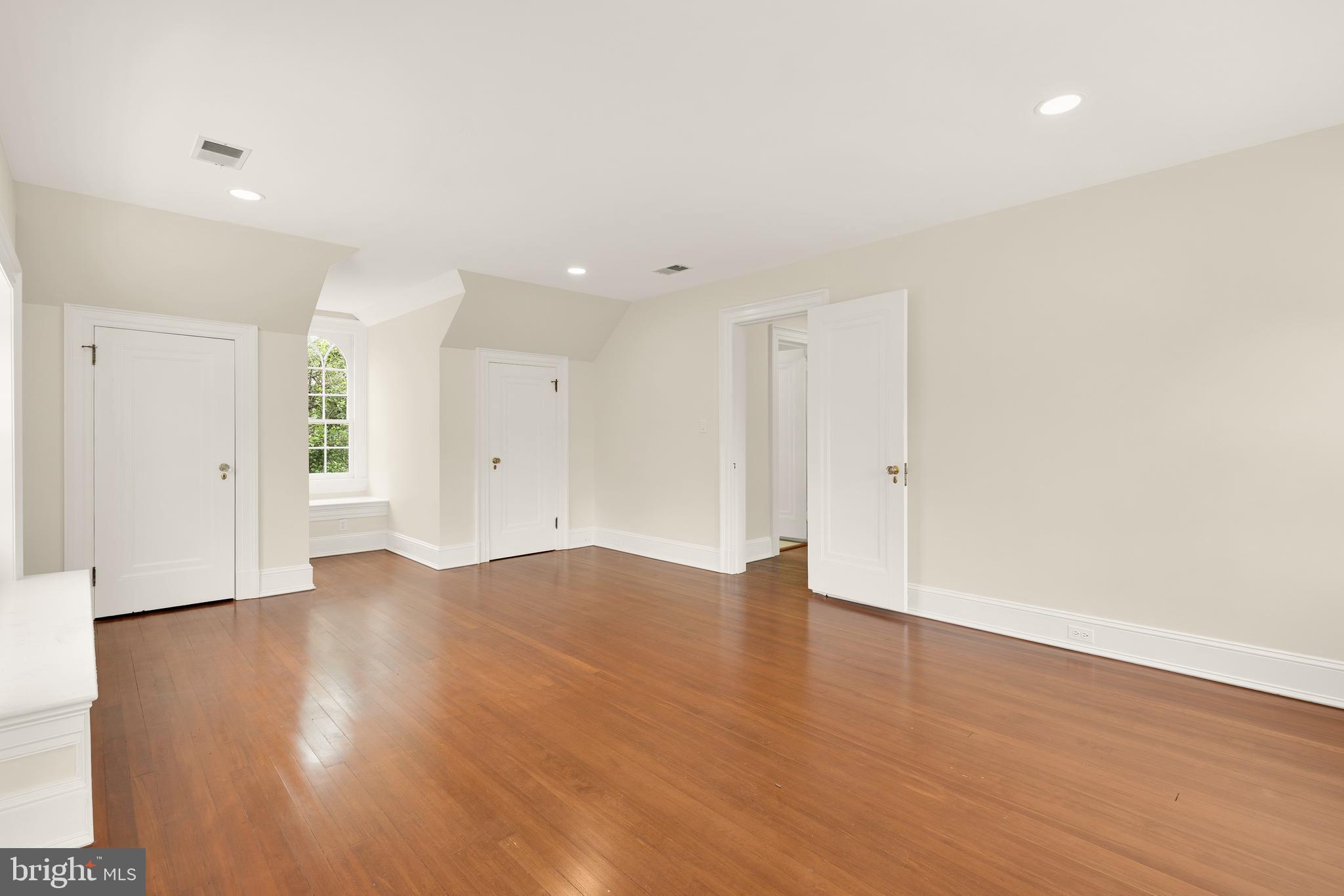 WOODLEY PARK - Residential