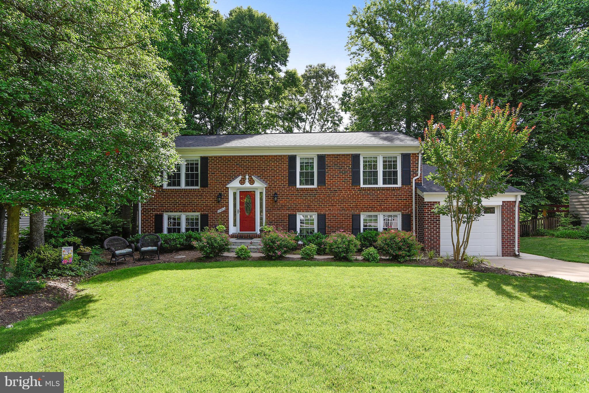 WINTER VIEWS OF THE OCCOQUAN. APPRX 2,700 SQ FT FIN* MN LV FEAT: UPDATD GOURMET KIT W/PREP ISLND & BRKFST BAR. LIGHT & INVITING SUNROOM W/CATHEDRAL CEILING, BAY WINDOW W/FAB VIEWS OF TREES. WOOD FLOORS. ATRIUM DRS OPEN TO DECK TO PRVT YARD, PATIO, GARDEN. MAIN LVL: MBR W/PRIV BA + 2 Add''l BR &BA *LWR LVL: 2ND MBR/BA, FR w/FP W/WD STOVE INSERT, GAME RM W/ WO TO PATIO+HOME OFC   MUST CALL 1ST PET