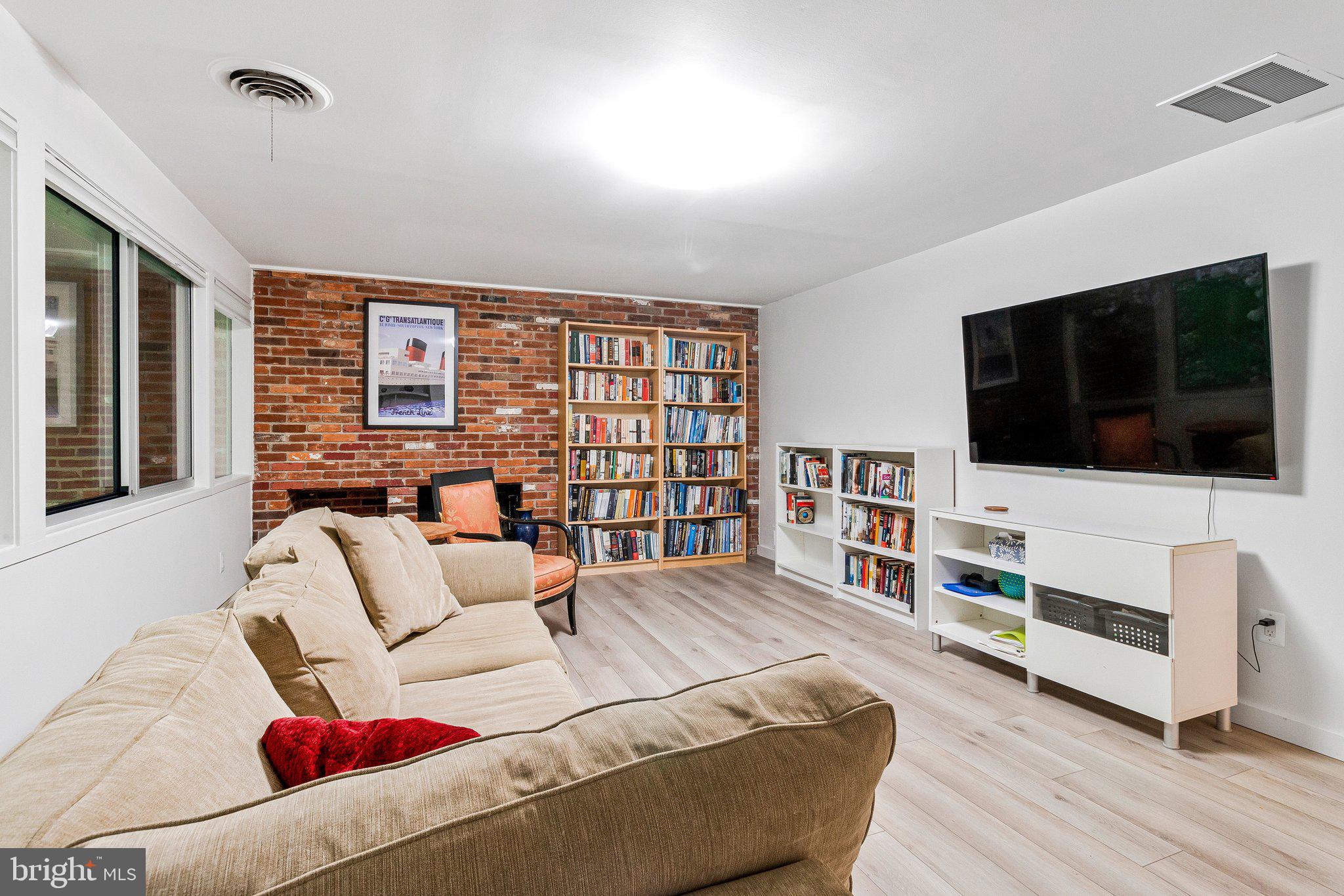 CARDEROCK SPRINGS - Residential