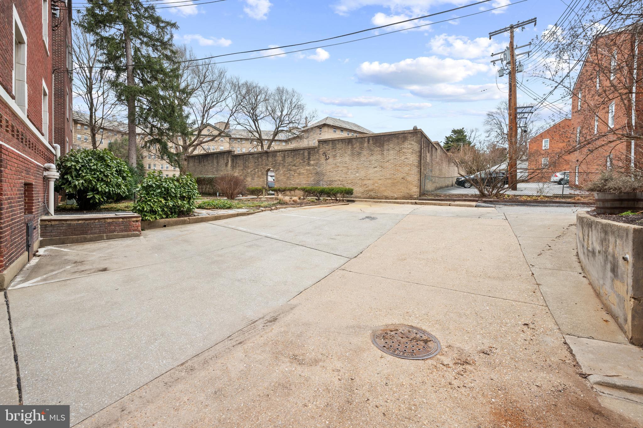 ROLAND PARK - Residential