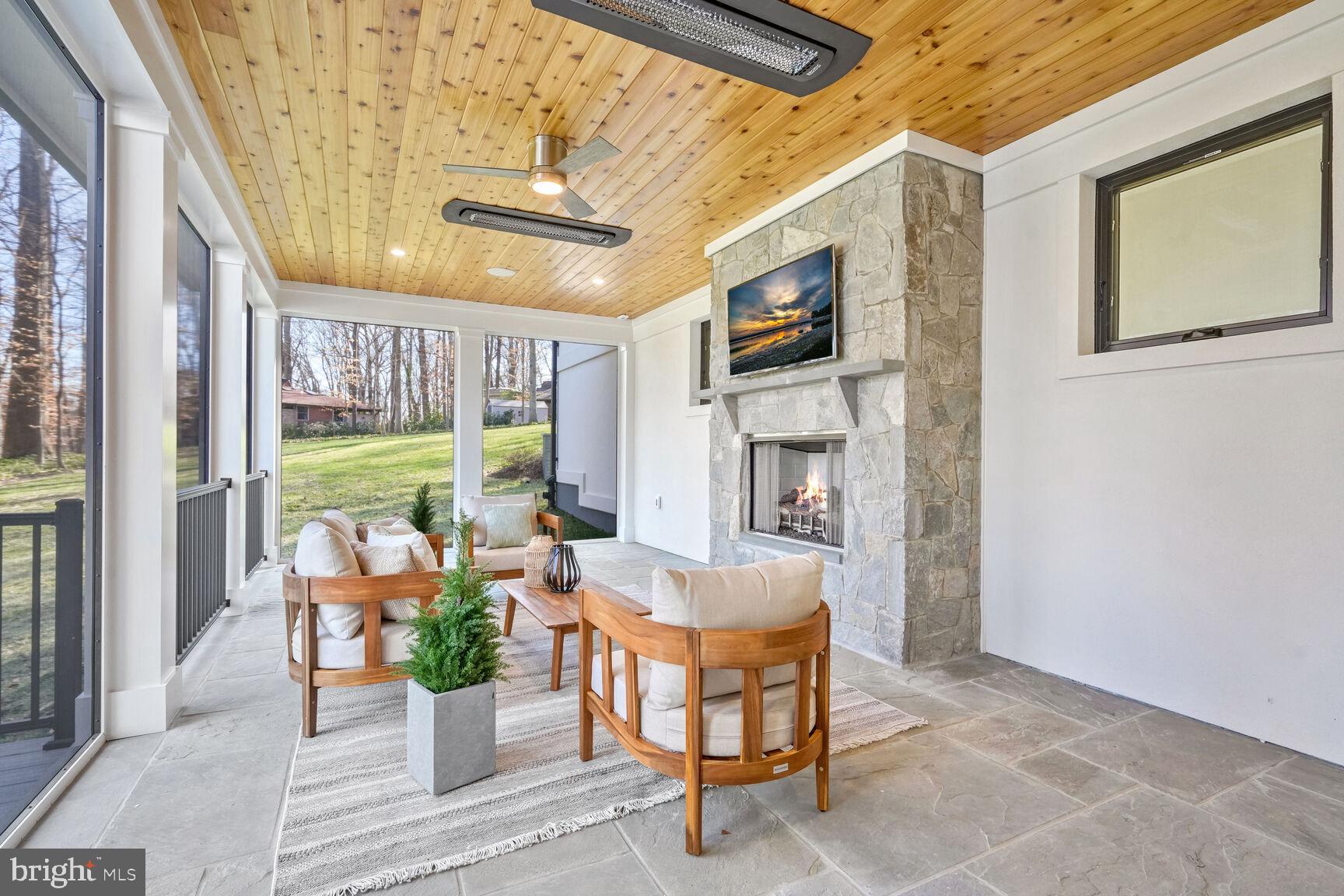 COUNTRY CLUB VILLAGE - Residential