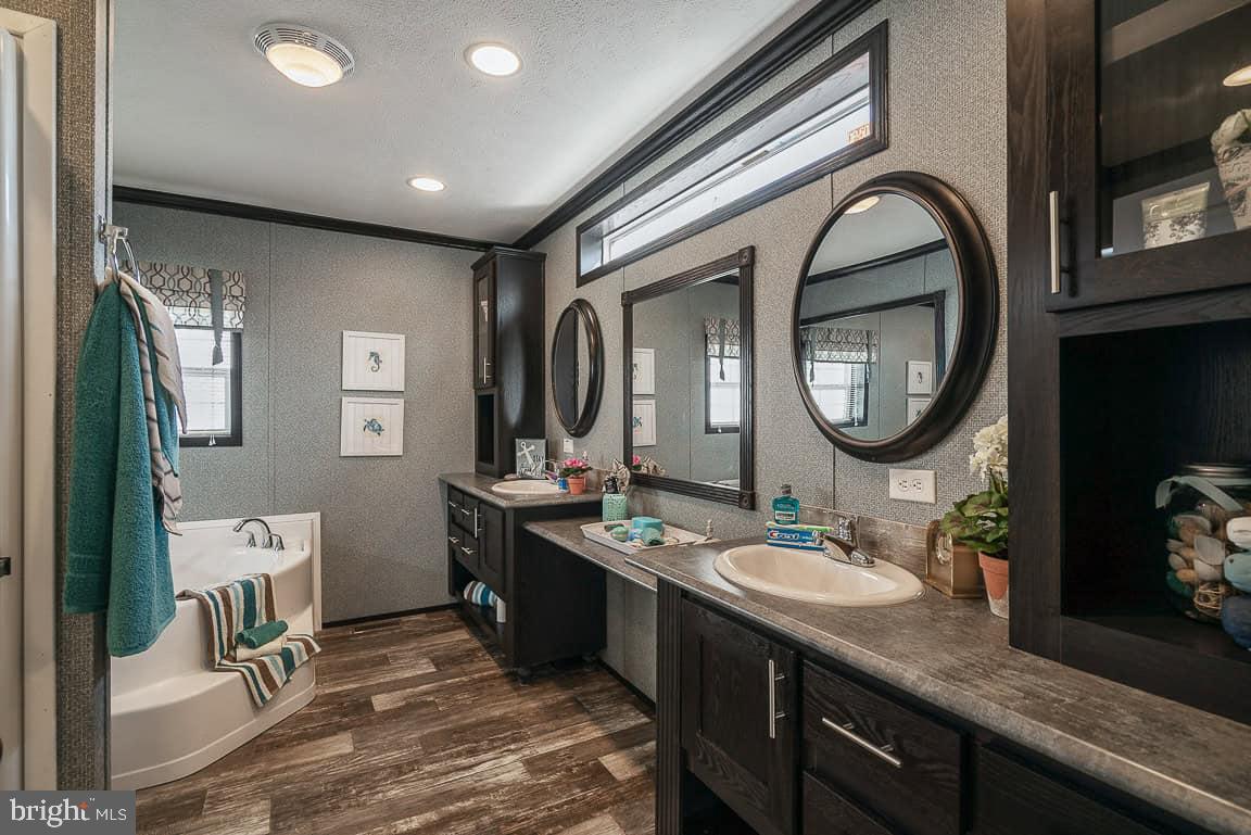 FOUR WAY MANOR - Residential