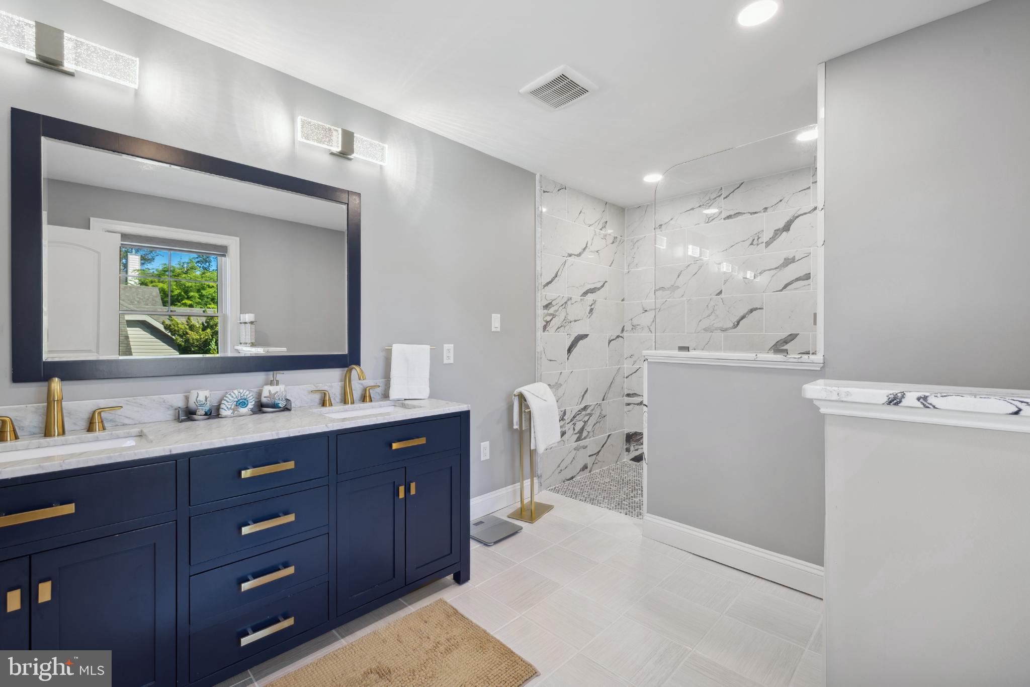 BAY COLONY - Residential