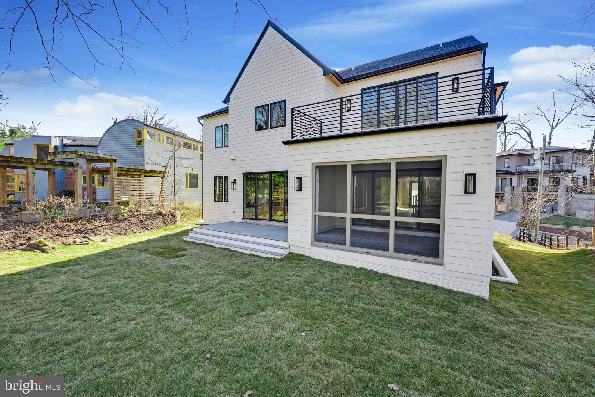 COUNTRY CLUB - Residential