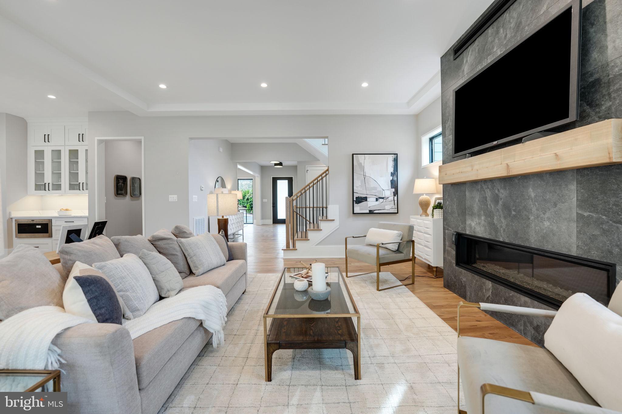 COUNTRY CLUB - Residential